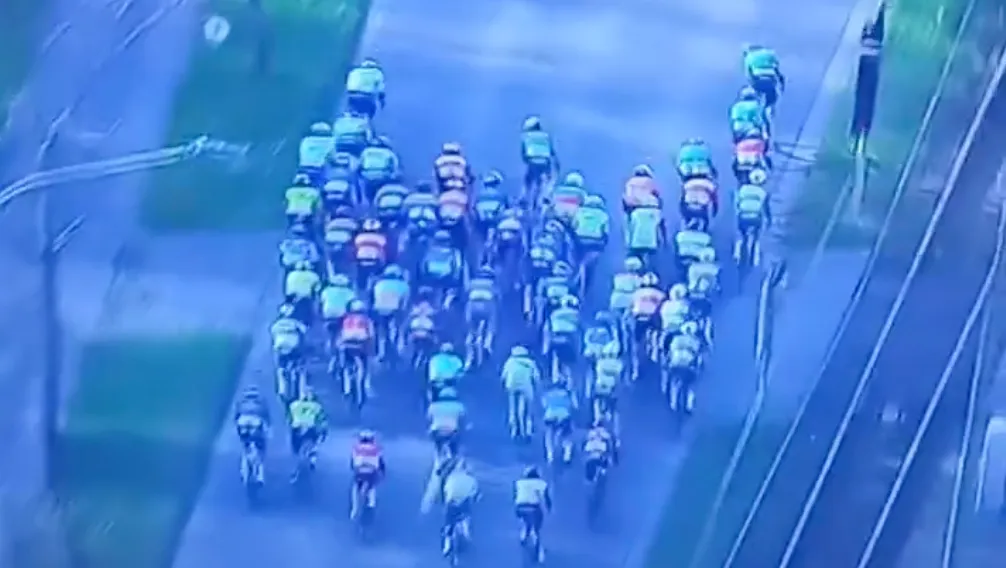 Hallucinante beelden: Jonathan Milan deelt keiharde kopstoot uit in volle sprintvoorbereiding