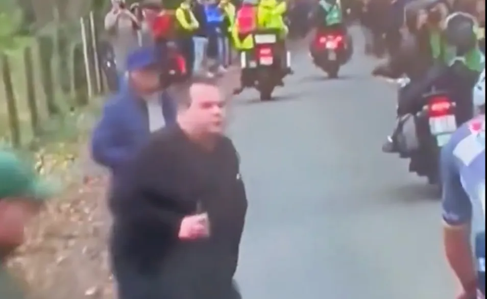 VIDEO. Fan spuugt naar Mathieu van der Poel tijdens E3 Saxo Classic