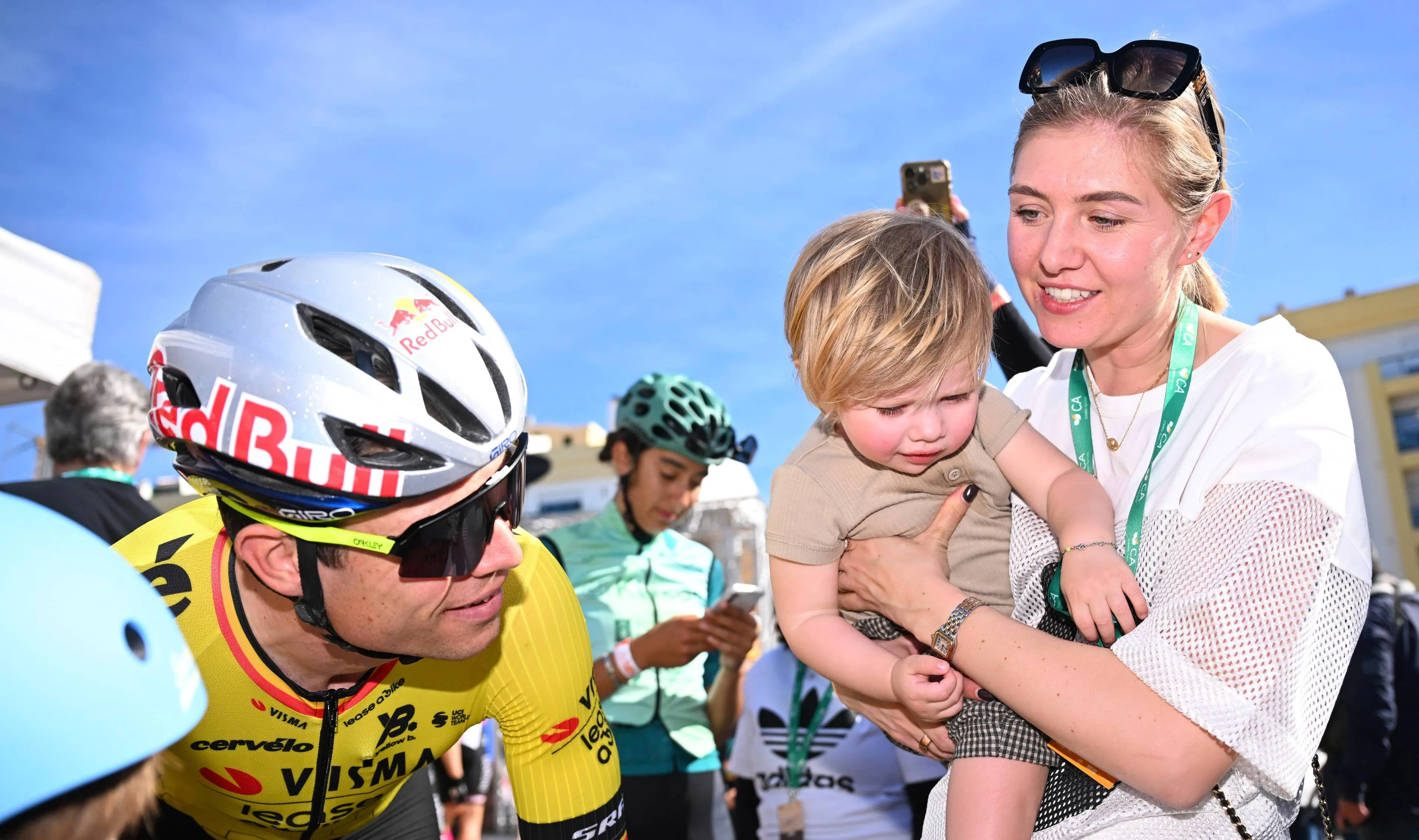 KIJK. Wout van Aert trakteert Sarah op blits vestje met stevig prijskaartje