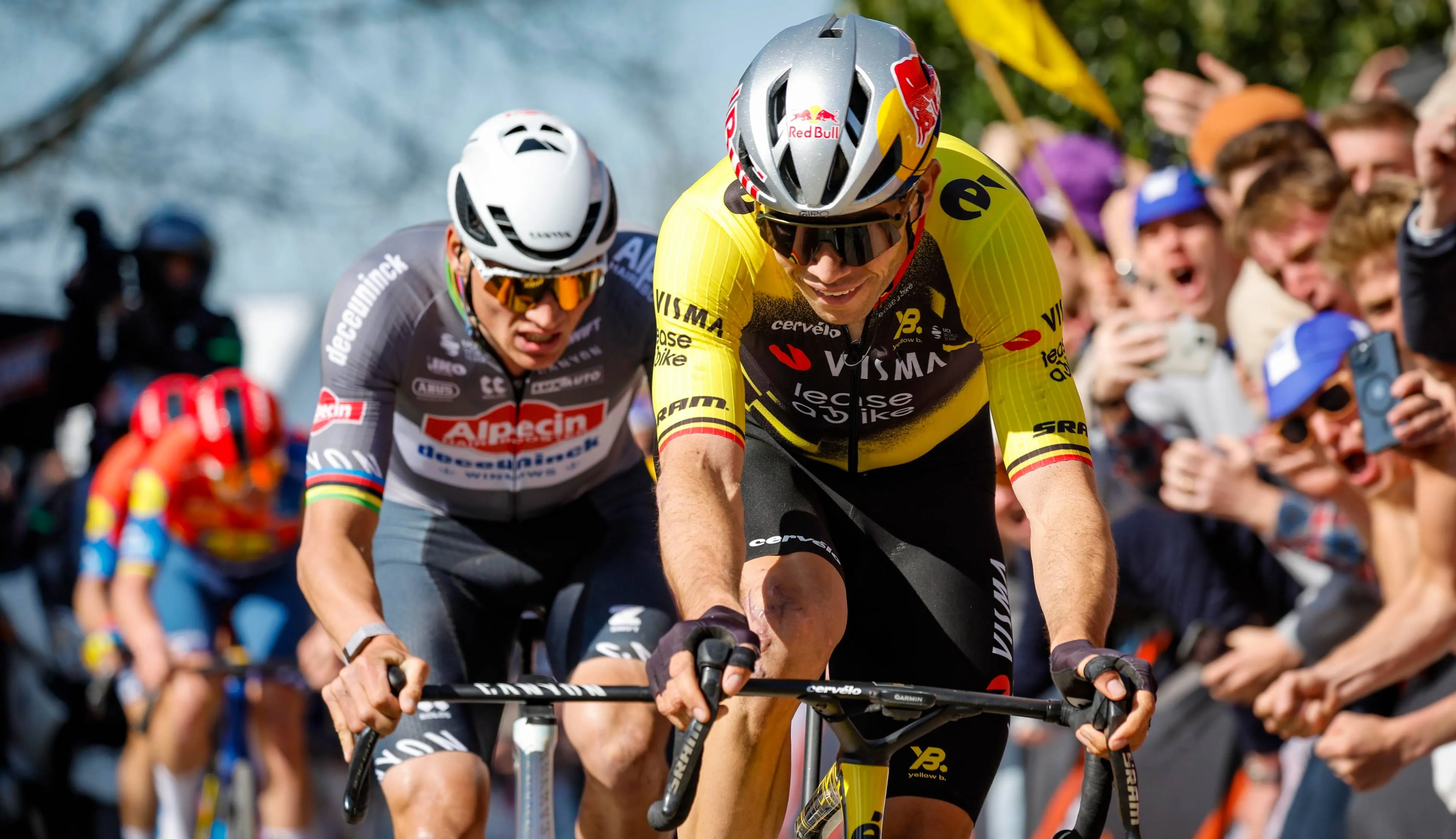VIDEO. Wout van Aert duwt Mathieu van der Poel in finale van de Ronde