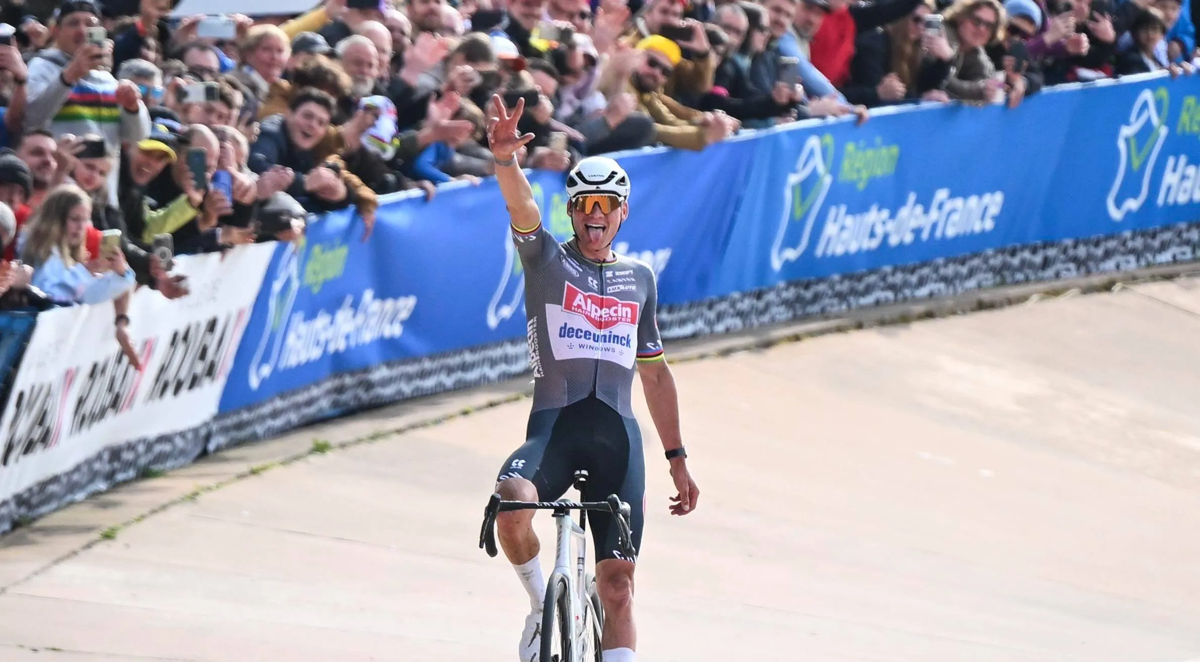Fans van Wout van Aert eisen dat ‘valsspeler’ Mathieu van der Poel zware straf krijgt