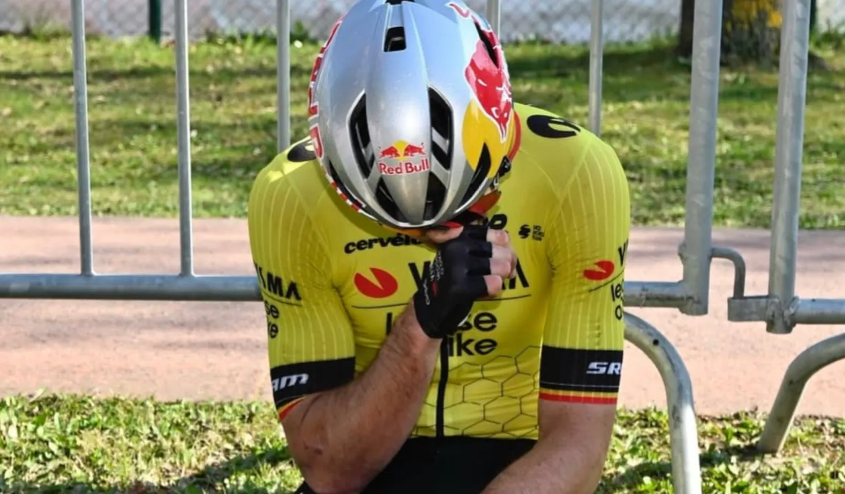 KIJK. Zwaar aangeslagen Wout van Aert moet getroost worden door echtgenote Sarah