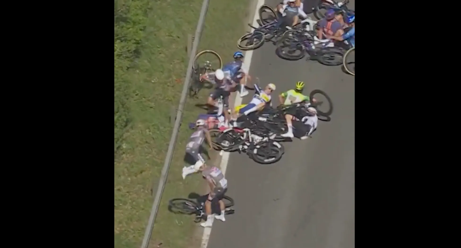 'Hij heeft pijn': Mathieu van der Poel moet vrezen voor blessure na val in de Ronde