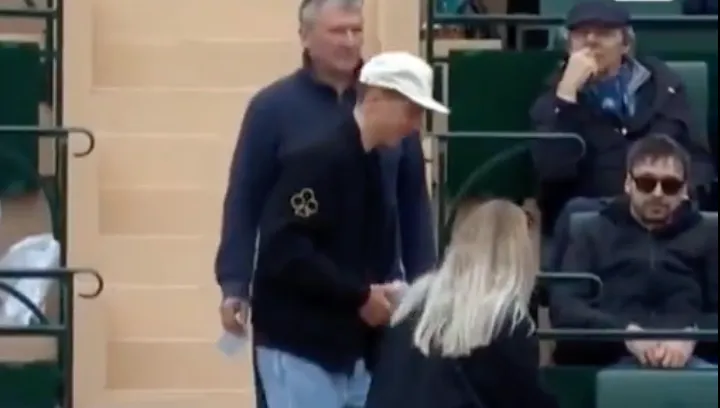 VIDEO. Pogacar & vriendin worden luid uitgejouwd en berispt tijdens tennismatch