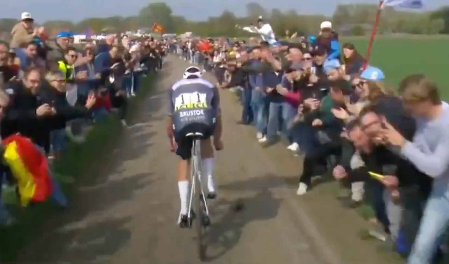 VIDEO. Mathieu van der Poel krijgt bidon recht in gezicht gegooid