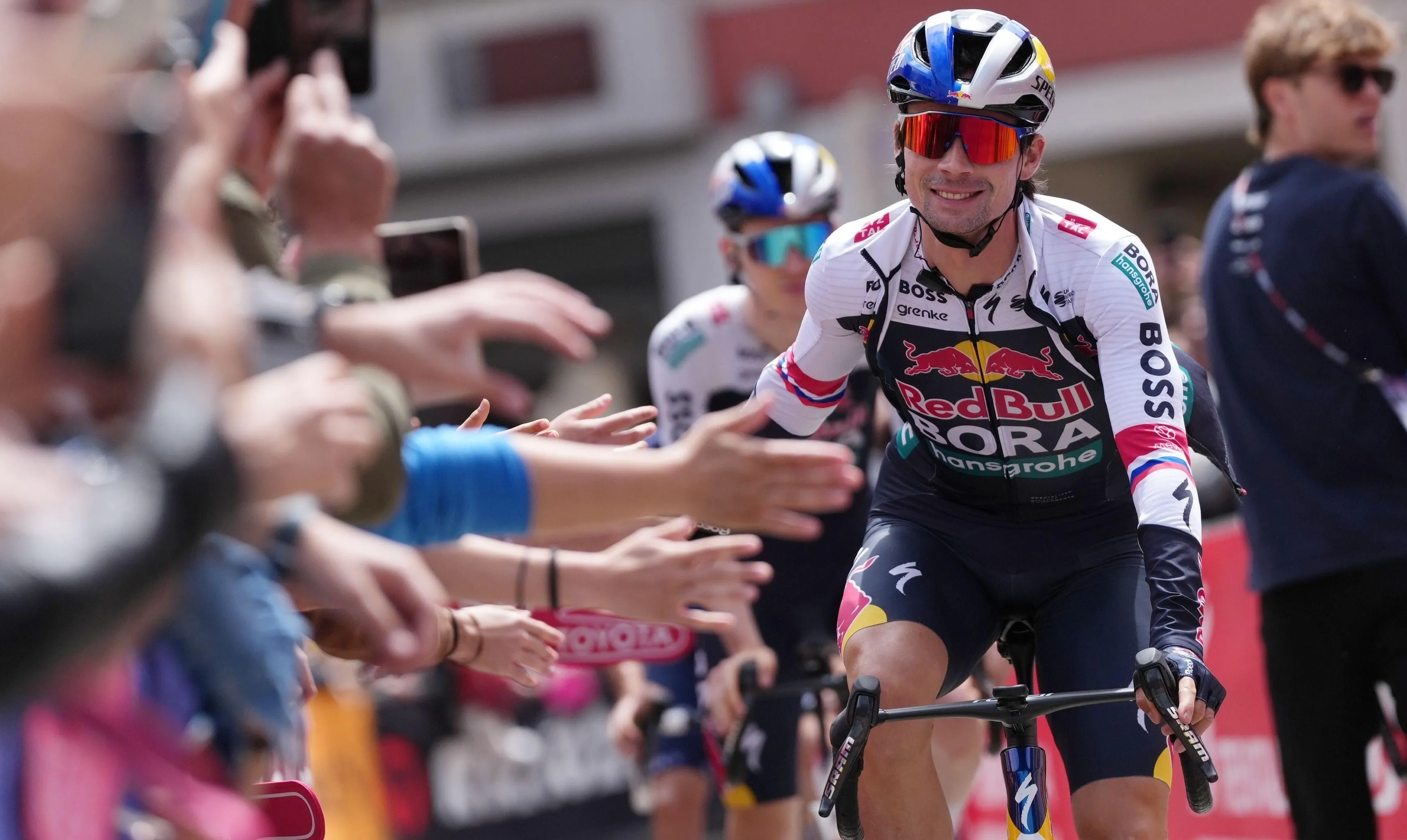 Primoz Roglic krijgt tijdens Giro inbrekers over de vloer (en de buit is niet min)