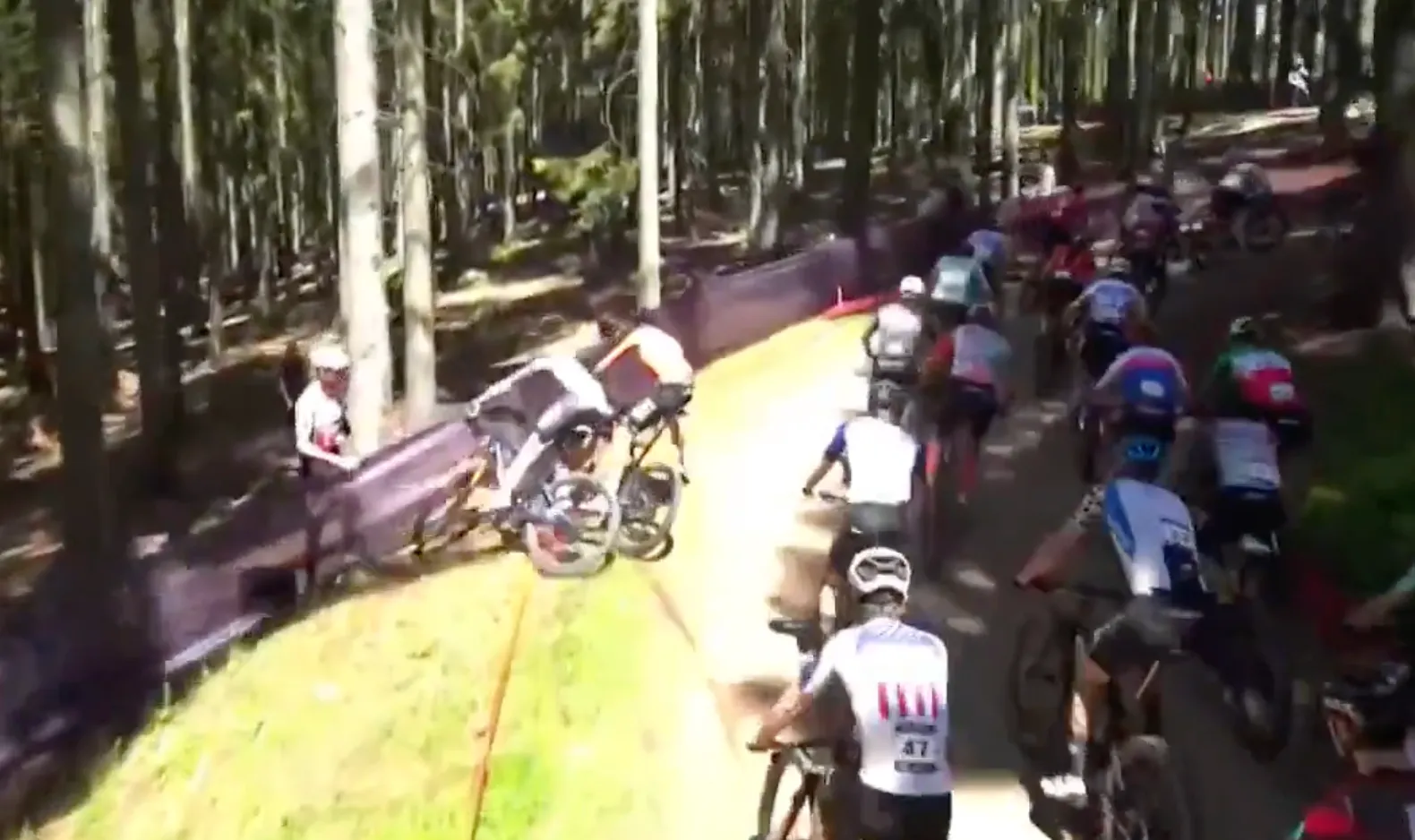 Spaanse kampioen haalt fel uit naar Mathieu van der Poel, die hem ten val bracht