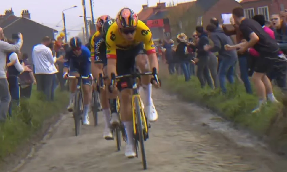 Wout van Aert krijgt heel slecht nieuws vlak voor Parijs-Roubaix: "Ja, dit is erg!"