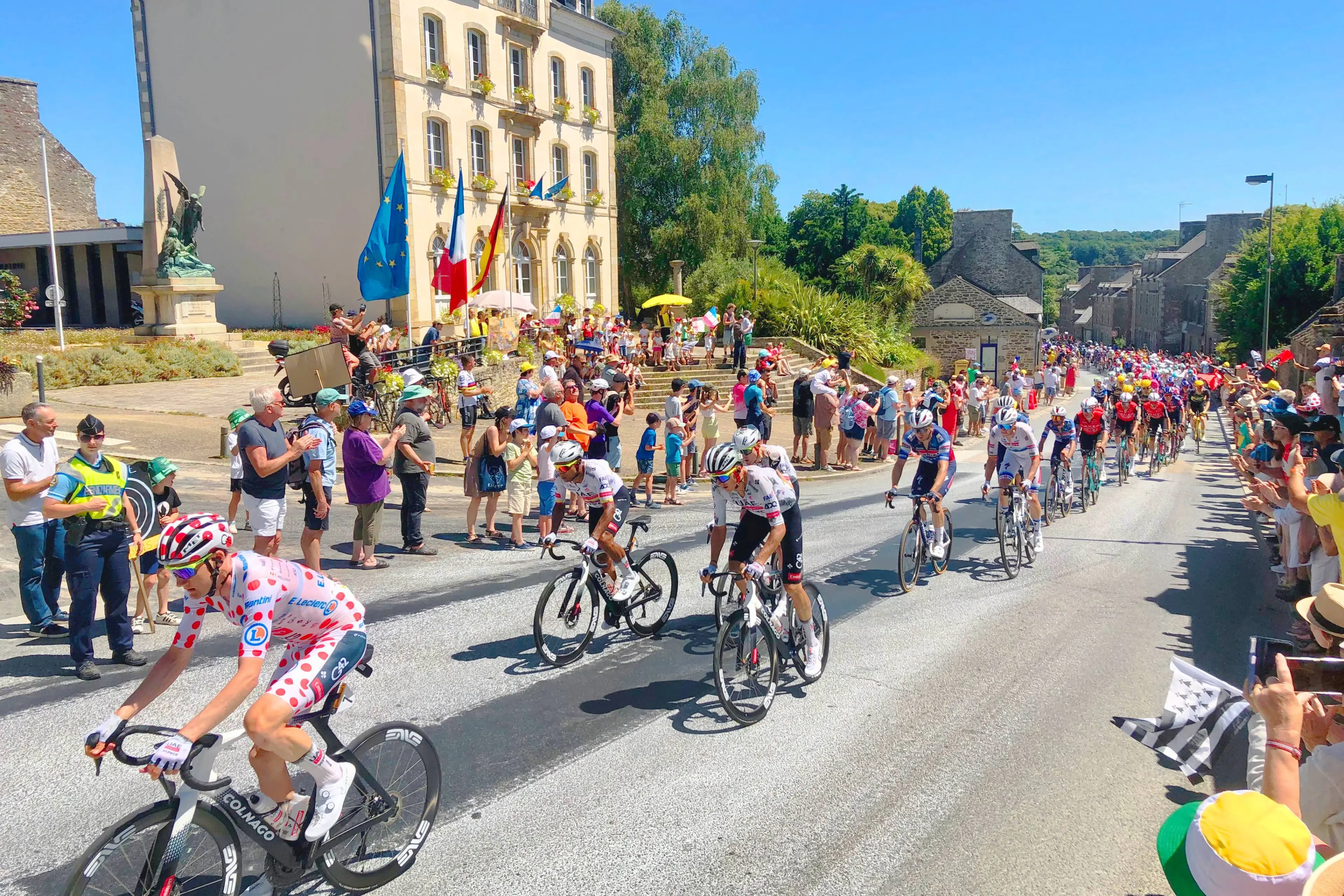 Tour-de-France-2025-etape7-Corseul-peloton-02-byRundvald