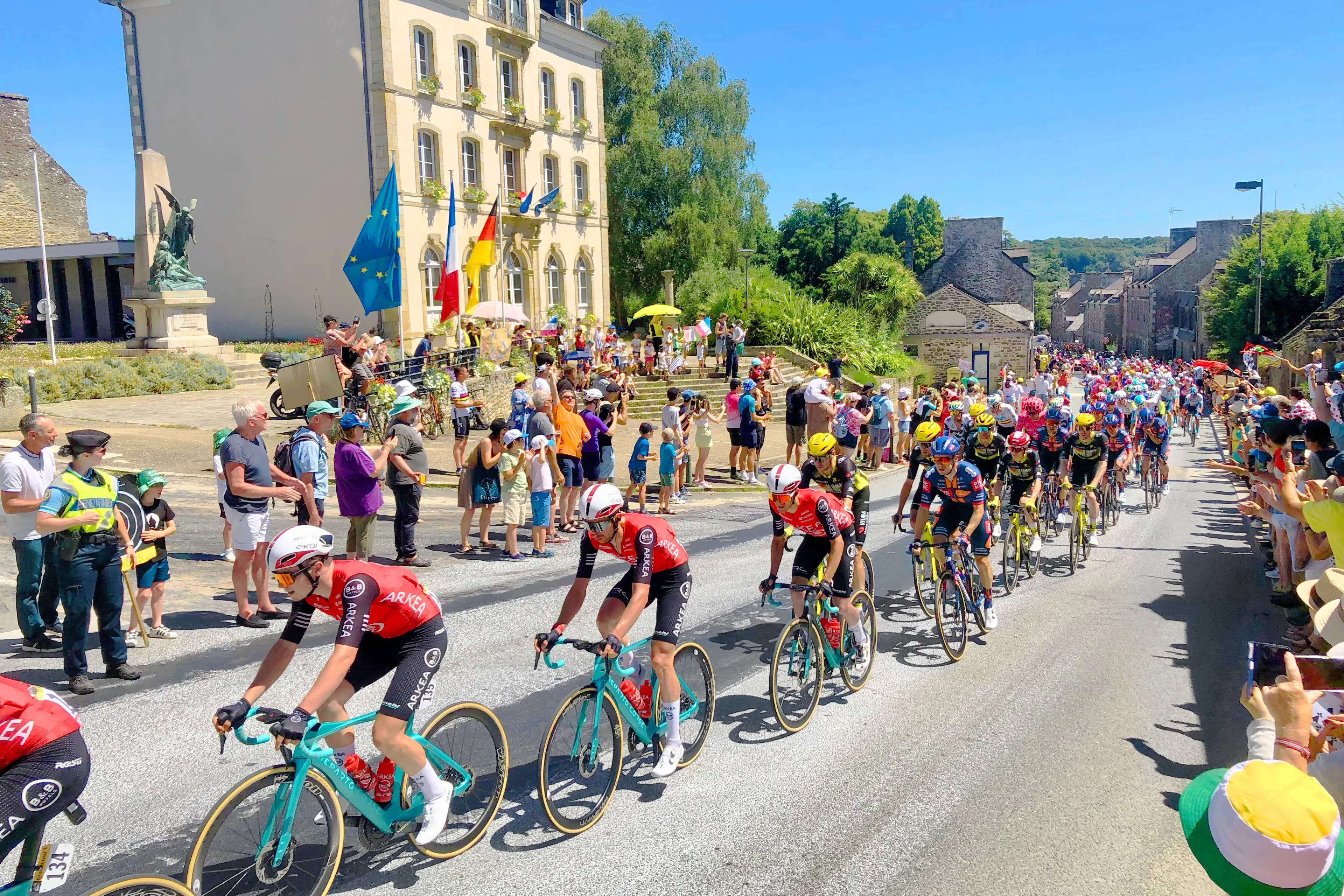 Tour-de-France-2025-etape7-Corseul-peloton-03-byRundvald