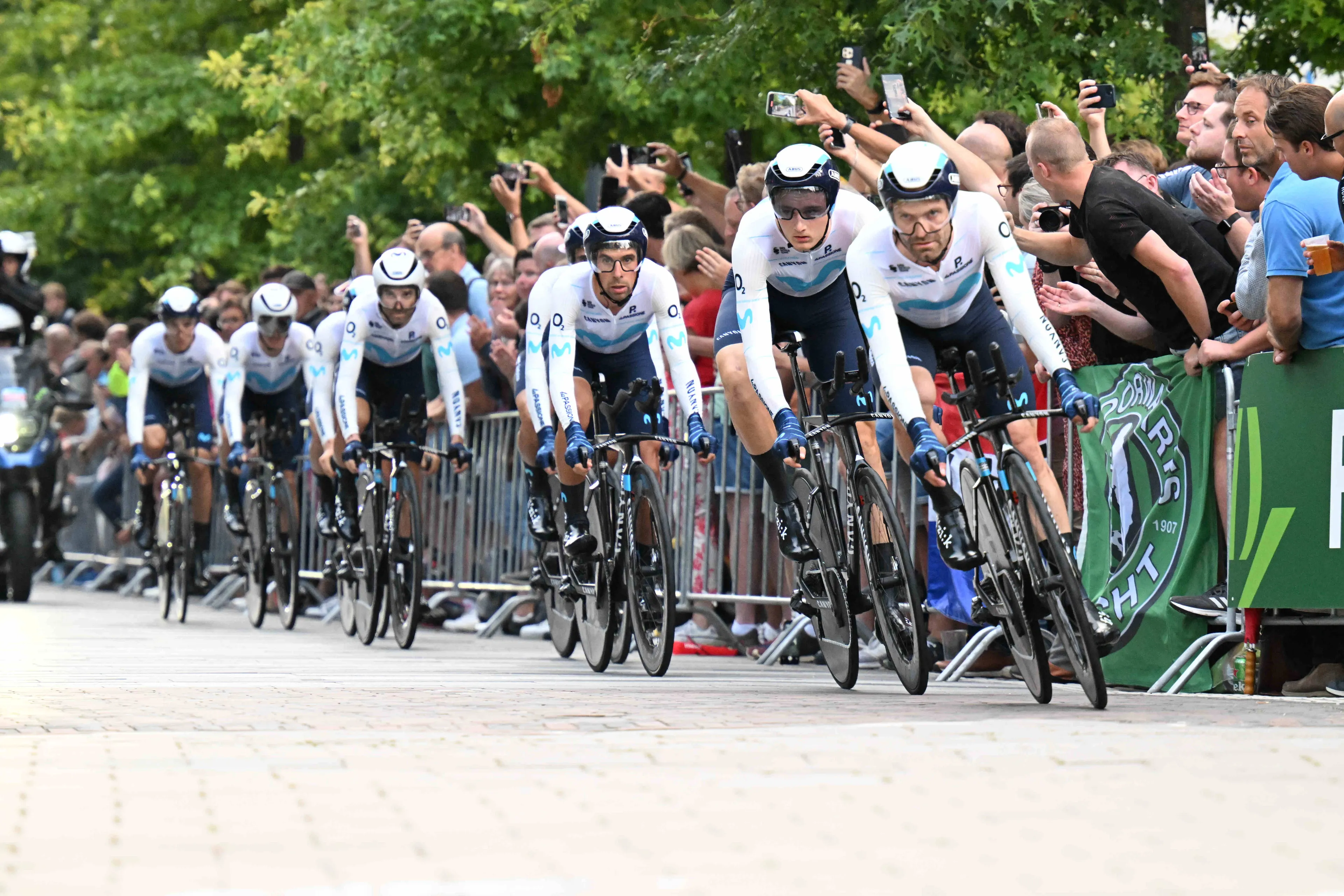 Alle details over het trainingskamp van Movistar Team met Nairo Quintana in zijn nieuwe kleuren.
