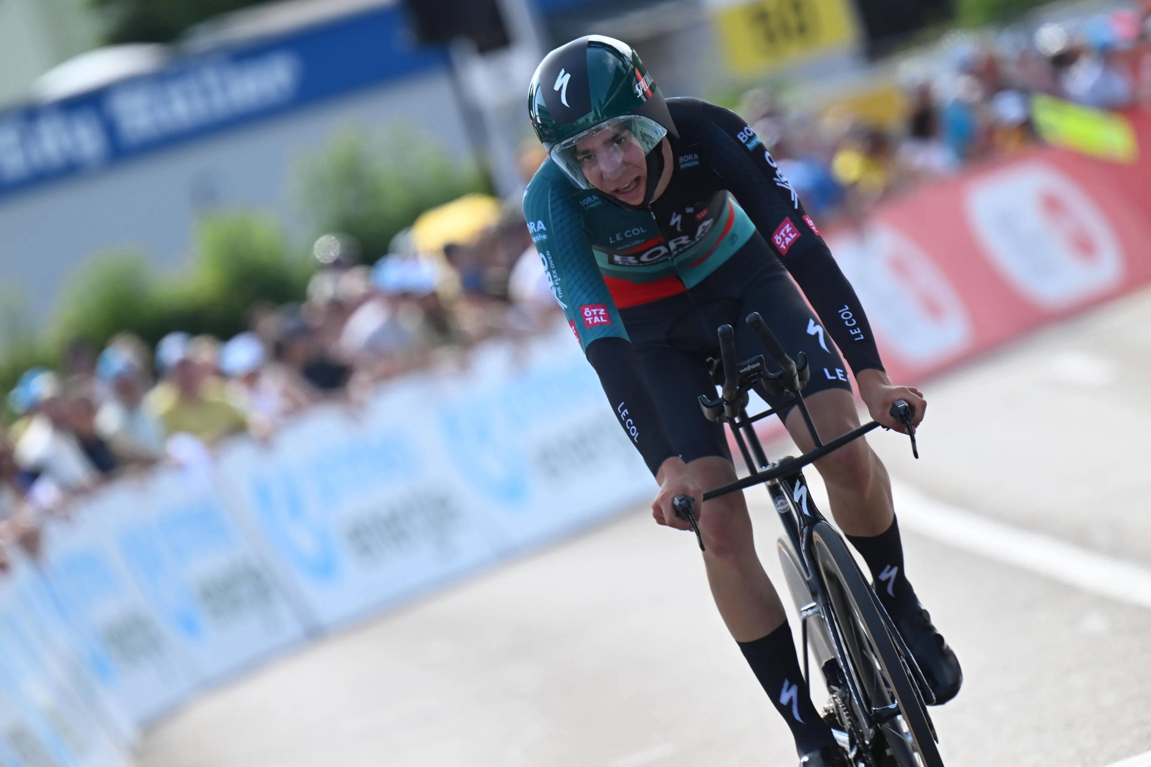 Rolf Aldag begreep Cian Uijtdebroeks zijn veelbesproken kritiek op tijdritfies niet "Soms moet je er om lachen. We gebruiken dezelfde afstelling als wereldkampioen Evenepoel en dat gaat toch niet slecht?