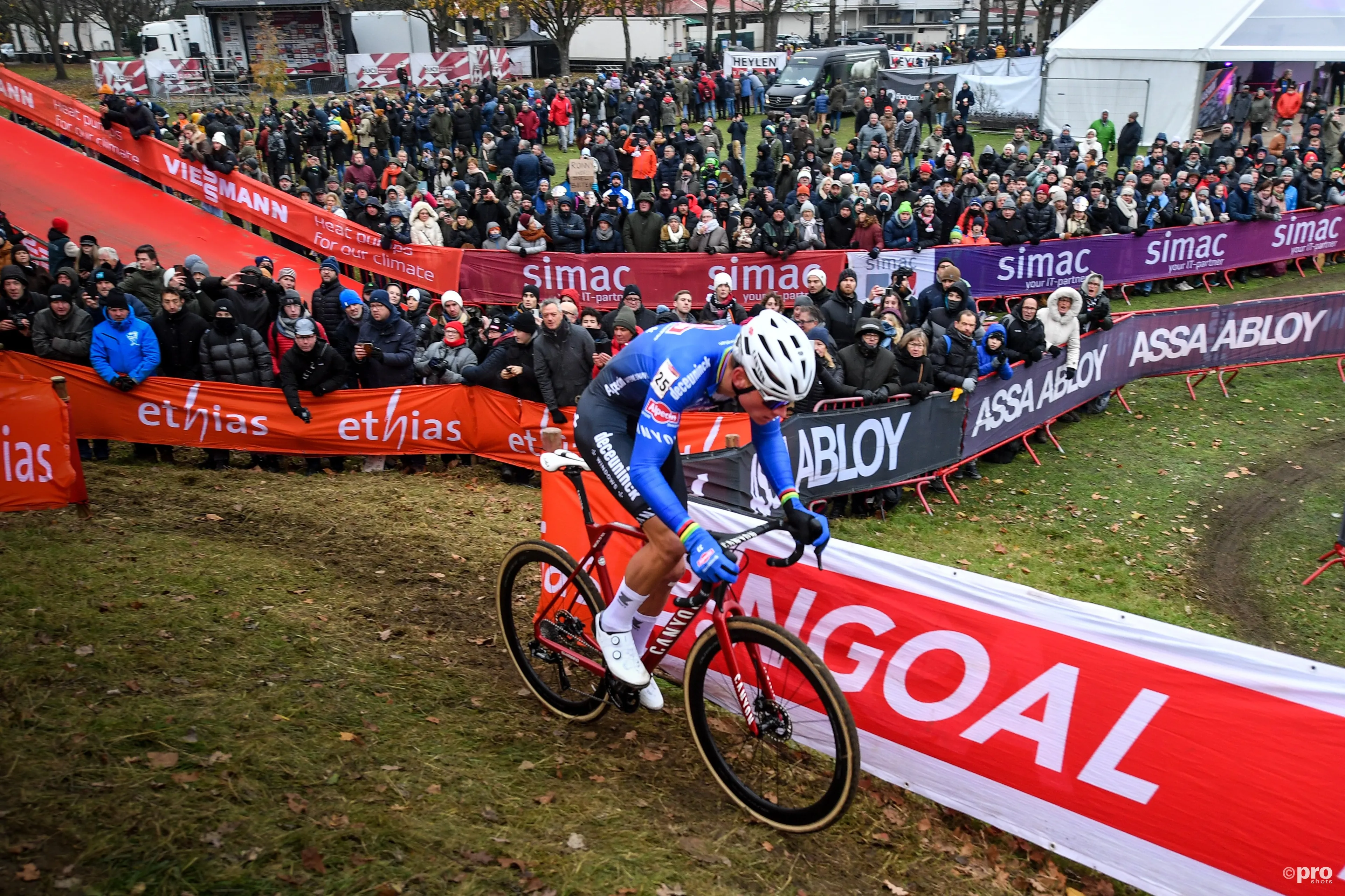 "Was het saai om een uur lang alleen te rijden? Zeker niet" - Mathieu van der Poel keert triomfantelijk terug met overwinning in Herentals