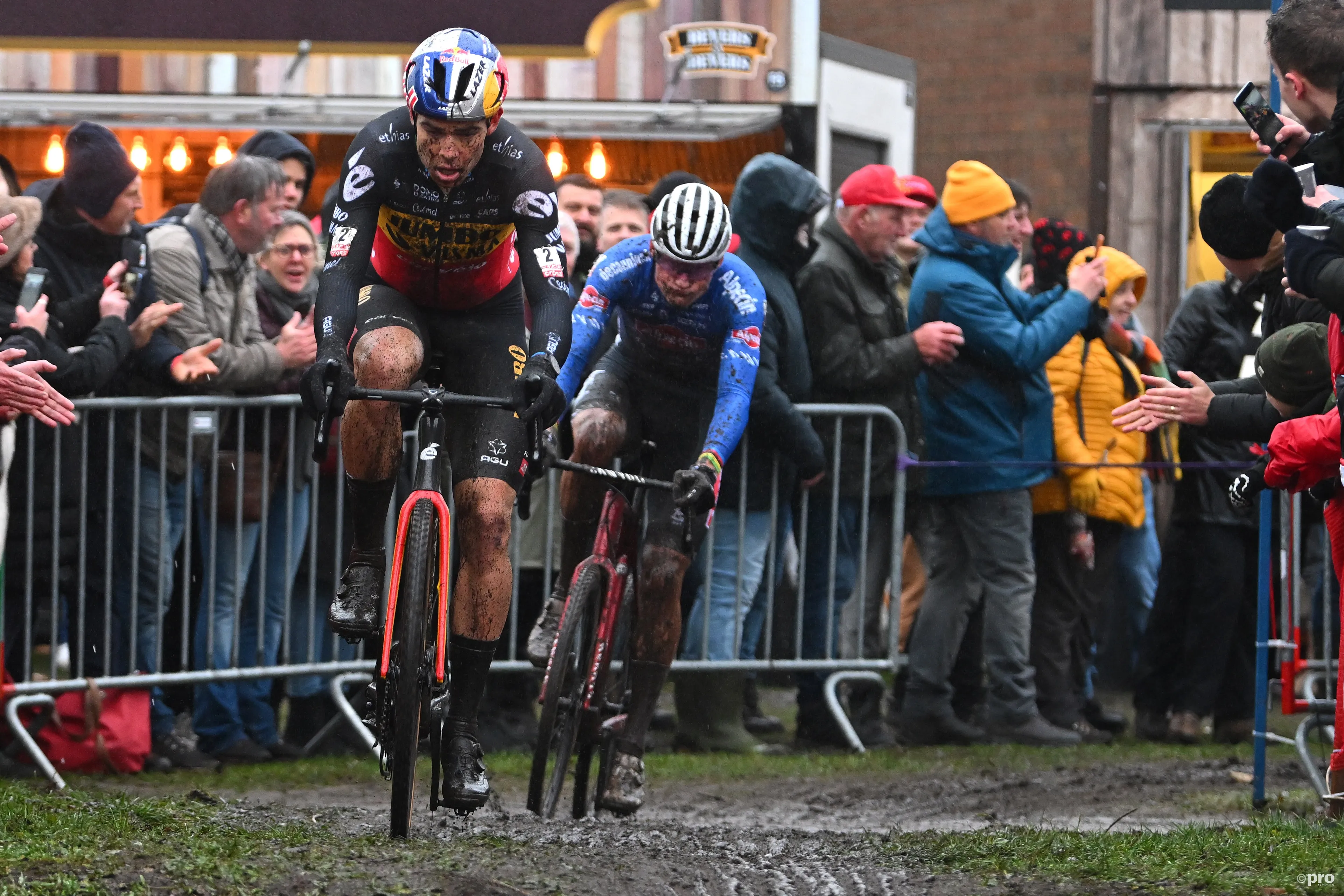 "Deze toprenners kiezen hun programma niet op basis van de financiële aspecten" - Mathieu van der Poel en Wout van Aert kunnen tot €20.000 aan startgeld voor veldritten verdienen