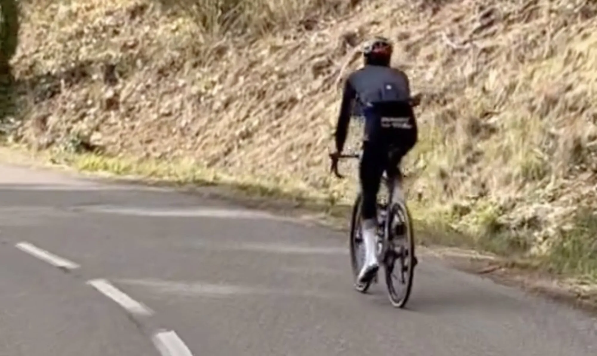 Een andere wending in het verhaal, Cian Uijtdebroeks gespot tijdens training in Visma-kleding