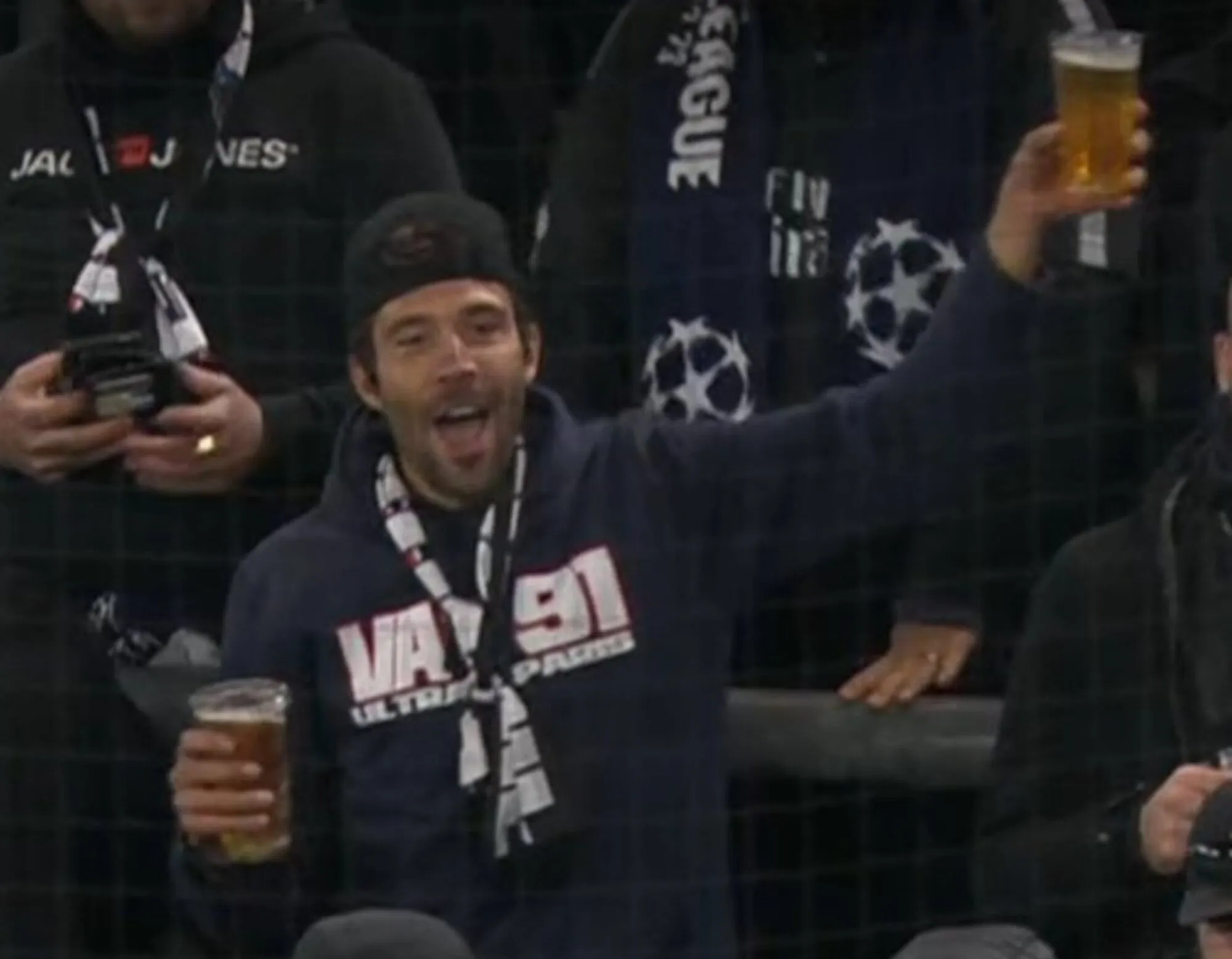 Thibaut Pinot leeft zijn beste leven tijdens de Champions League-wedstrijd Dortmund vs PSG