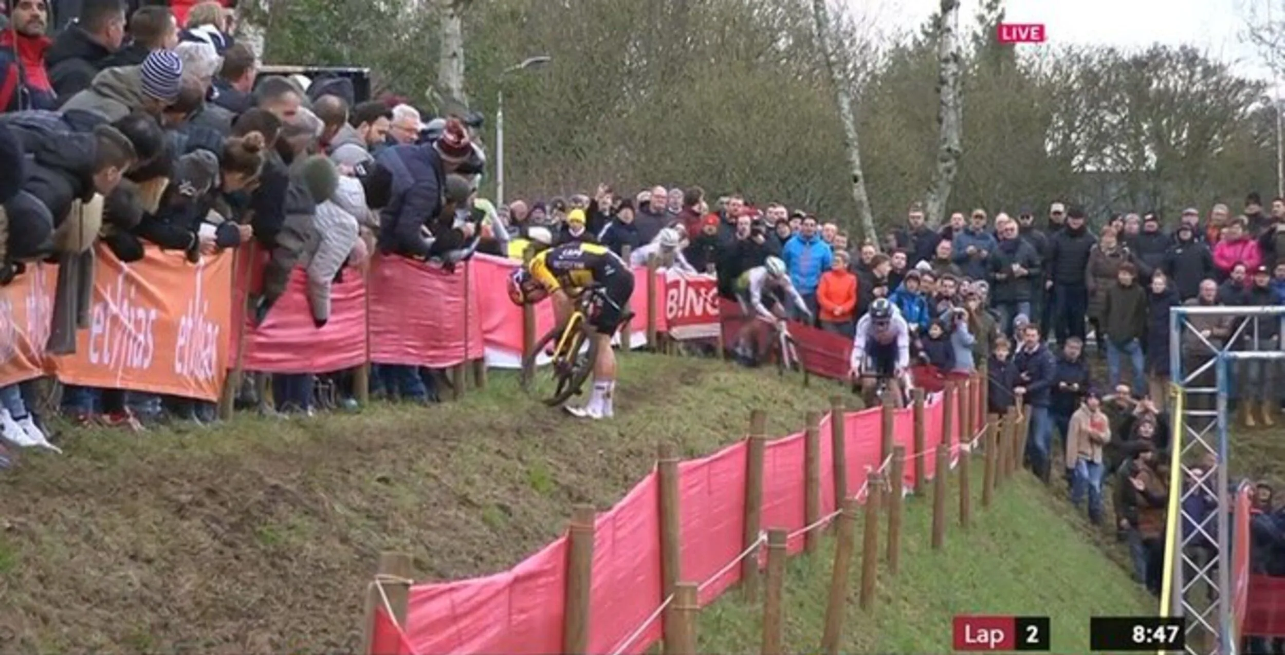 VIDEO: Wout van Aert komt vroeg ten val tijdens Wereldbeker in Hulst