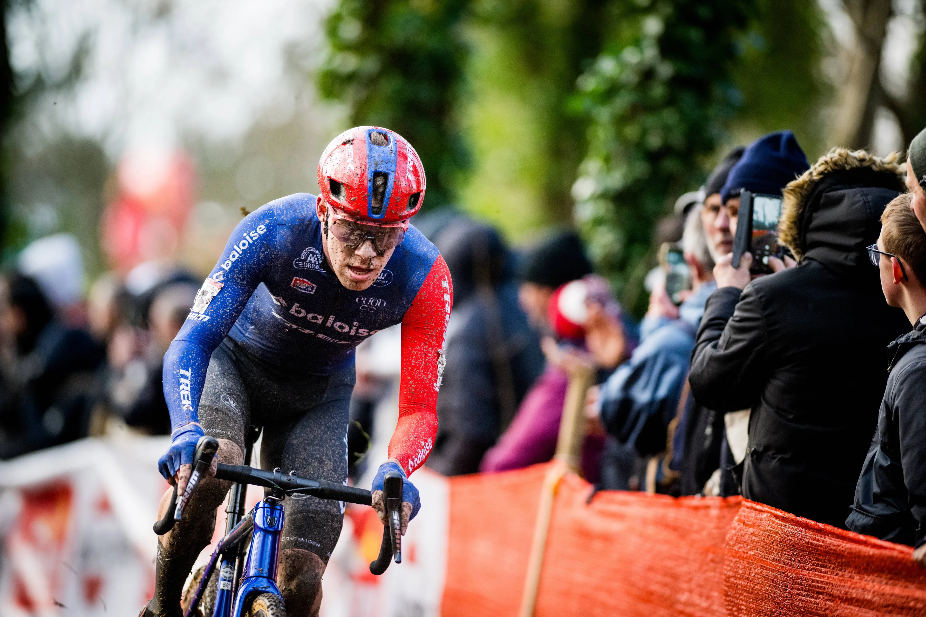 "Hij reed de klim op als een superman" - Pim Ronhaar is onder de indruk van het niveau van Tom Pidcock in Namen