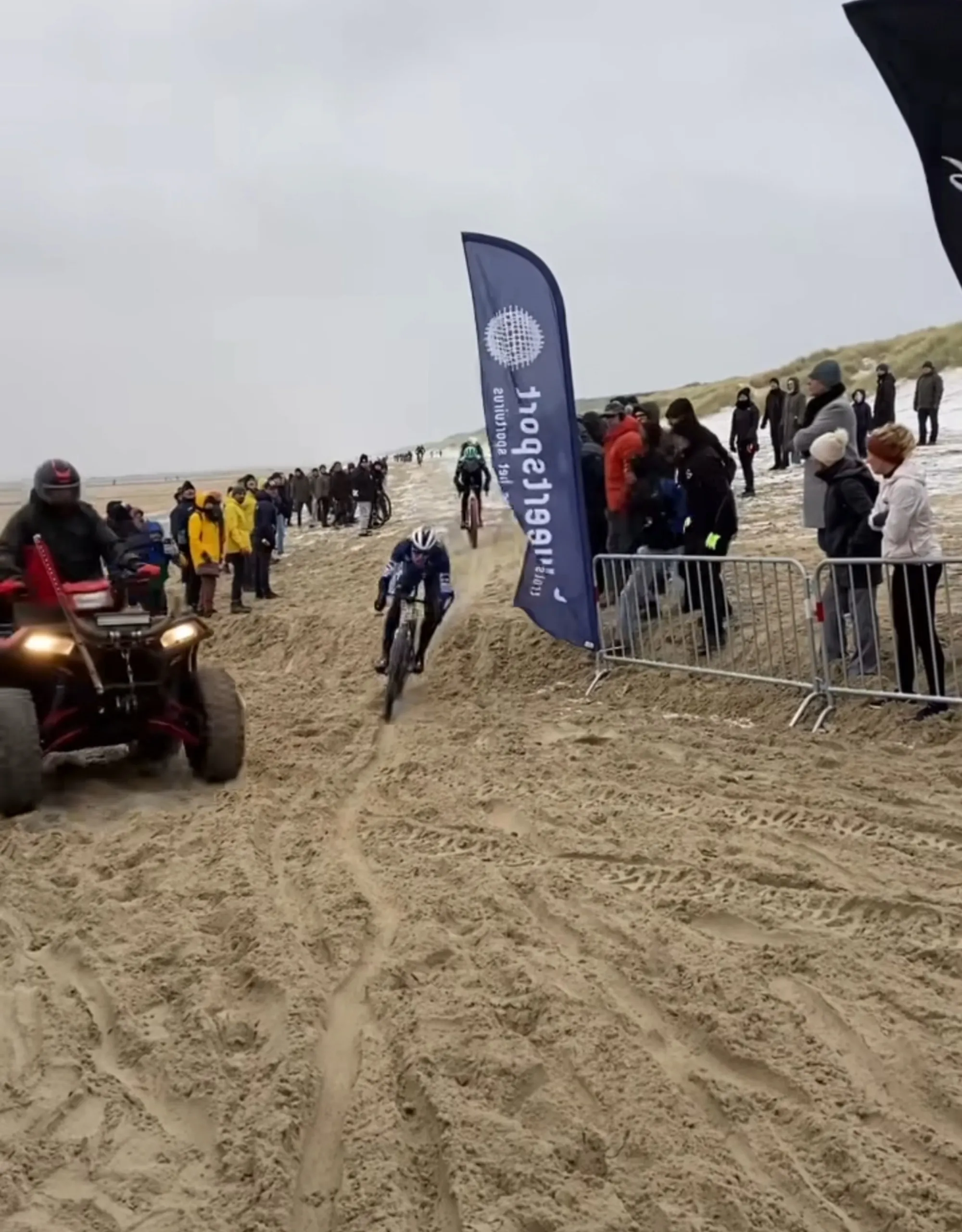 Tim Merlier heeft de overwinning behaald in de Bredene Beach Race nadat hij ternauwernood een botsing met een quad wist te vermijden.