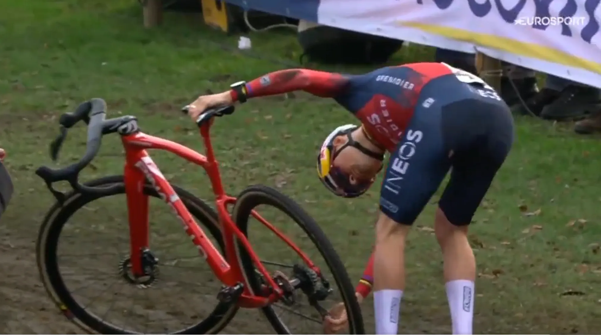 VIDEO: Kapotte fiets bezorgt Tom Pidcock rampzalige start bij Wereldbeker Hulst