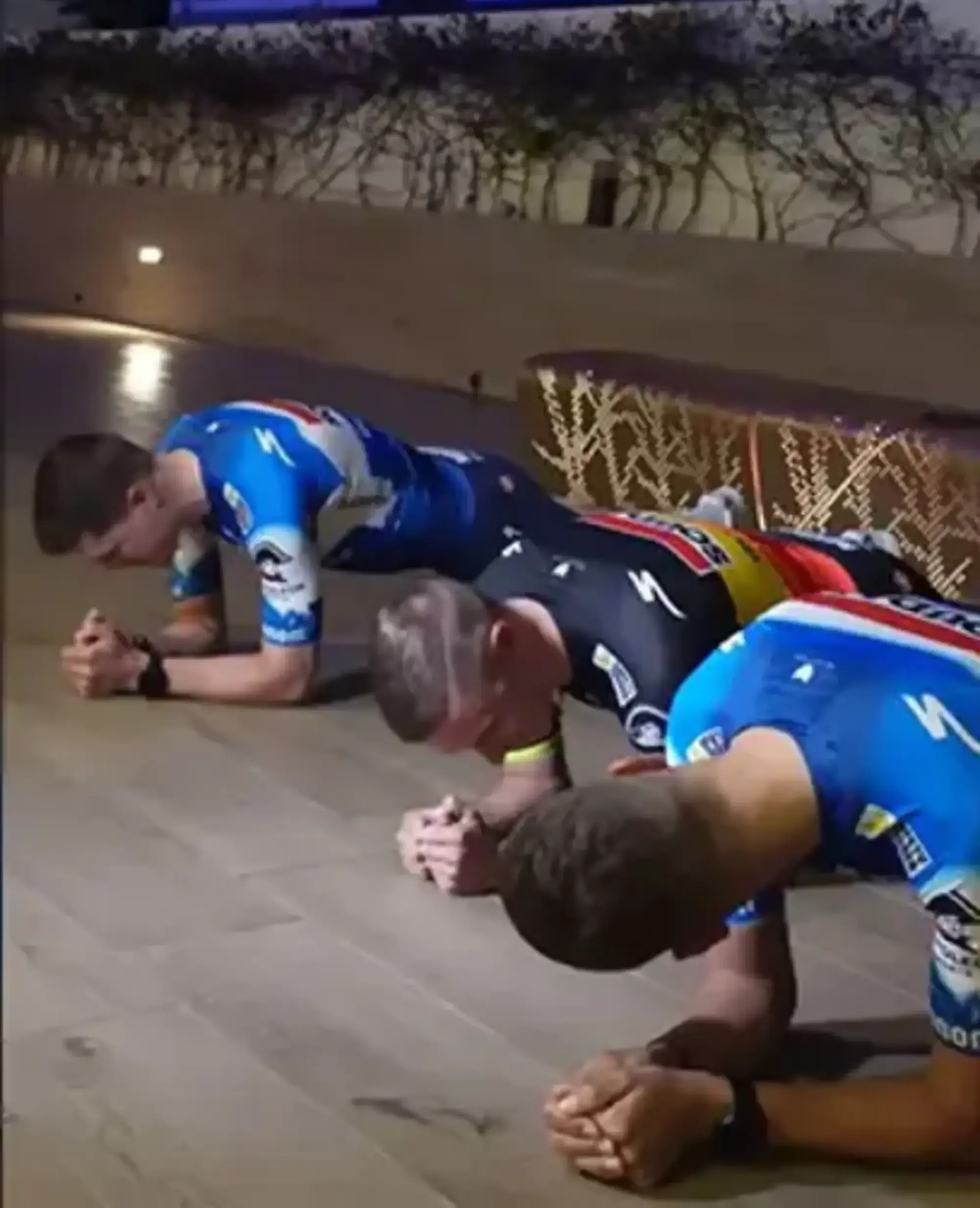 VIDEO: Remco Evenepoel neemt het op tegen Fausto Masnada en Louis Vervaeke in een planking challenge