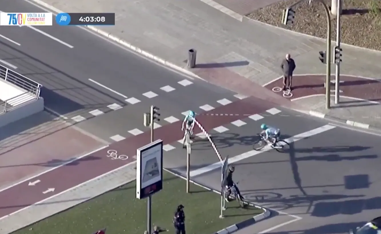 VIDEO: Tonelli en Tarozzi maken absurde fout in de laatste kilometer van de Volta a la Comunitat Valenciana