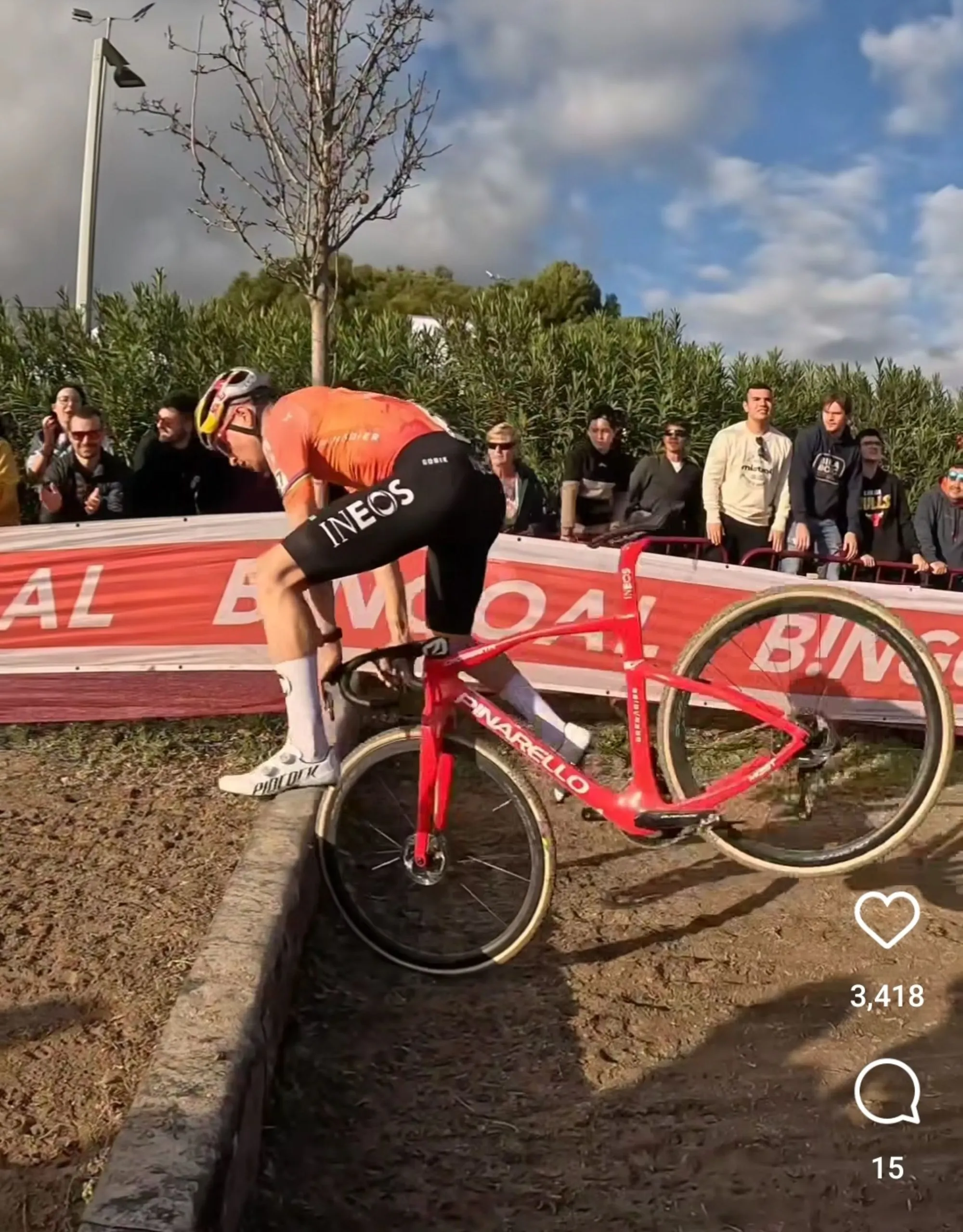 VIDEO: Tom Pidcock tuimelt over de balken in Benidorm
