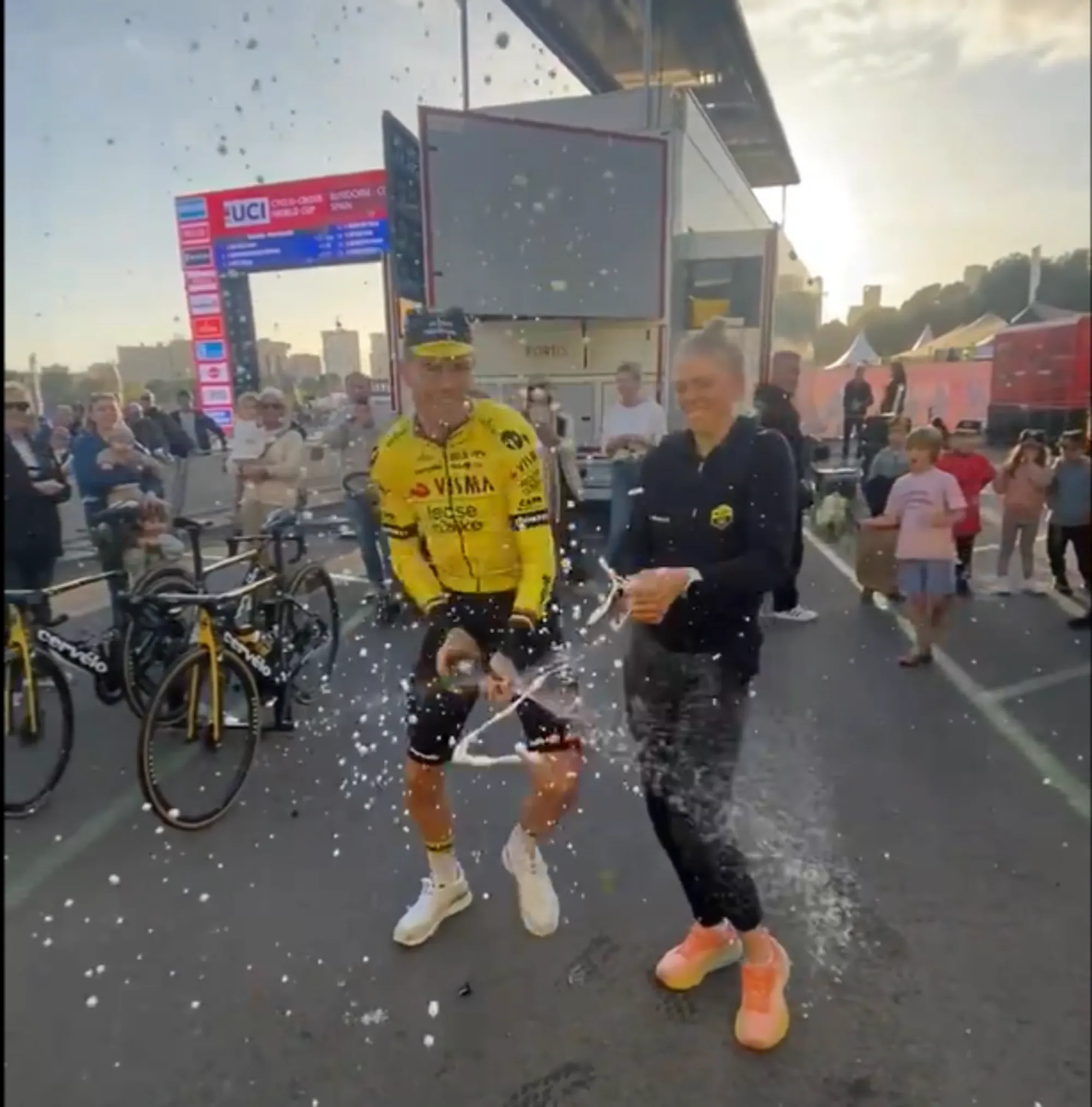 VIDEO: Wout van Aert en Fem van Empel vieren dubbel Team Visma | Lease a Bike succes in Benidorm
