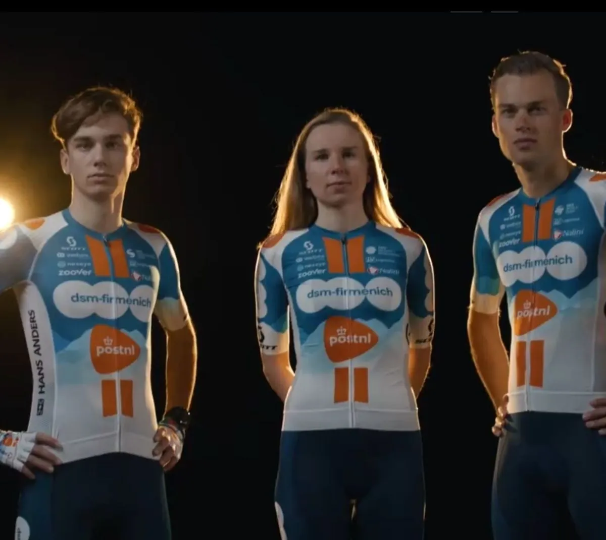 VIDEO: Team DSM-Firmenich PostNL onthult als laatste World Tour-team officieel hun nieuwe uitrusting voor 2024
