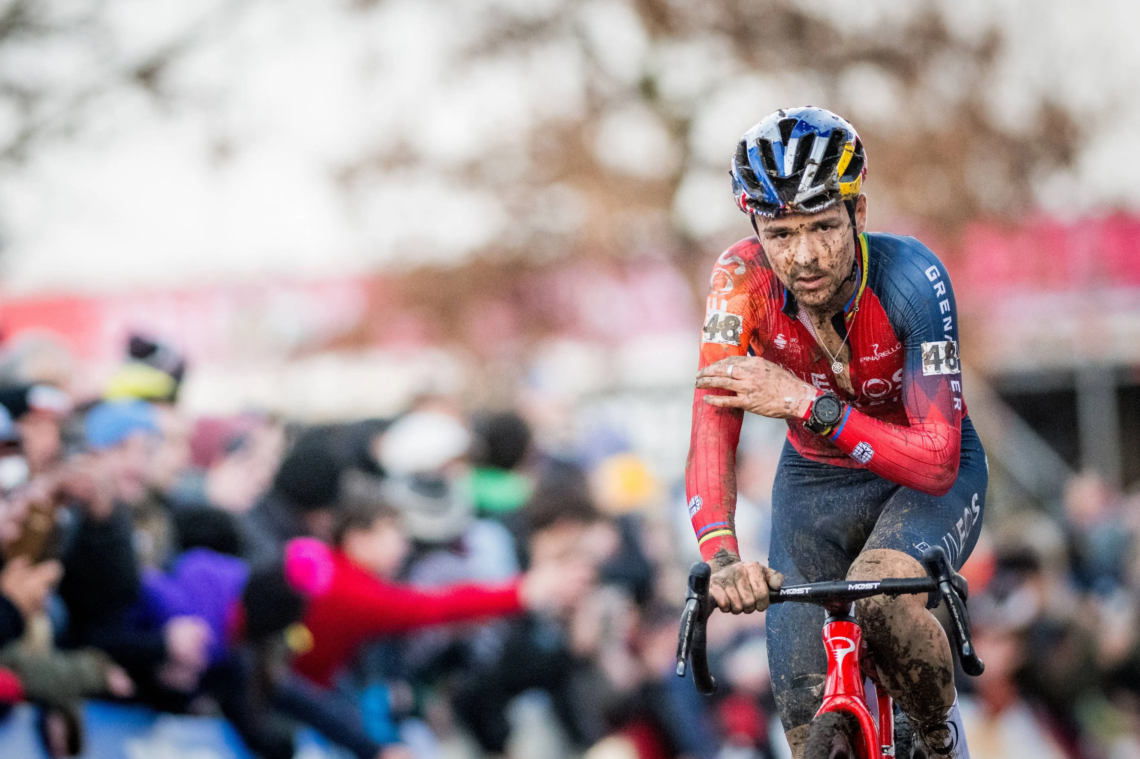 "Een paar dagen geleden lonkten drie teams naar hem"- Update over de situatie van Tom Pidcock nadat INEOS hem uit selectie voor Ronde van Lombardije hield