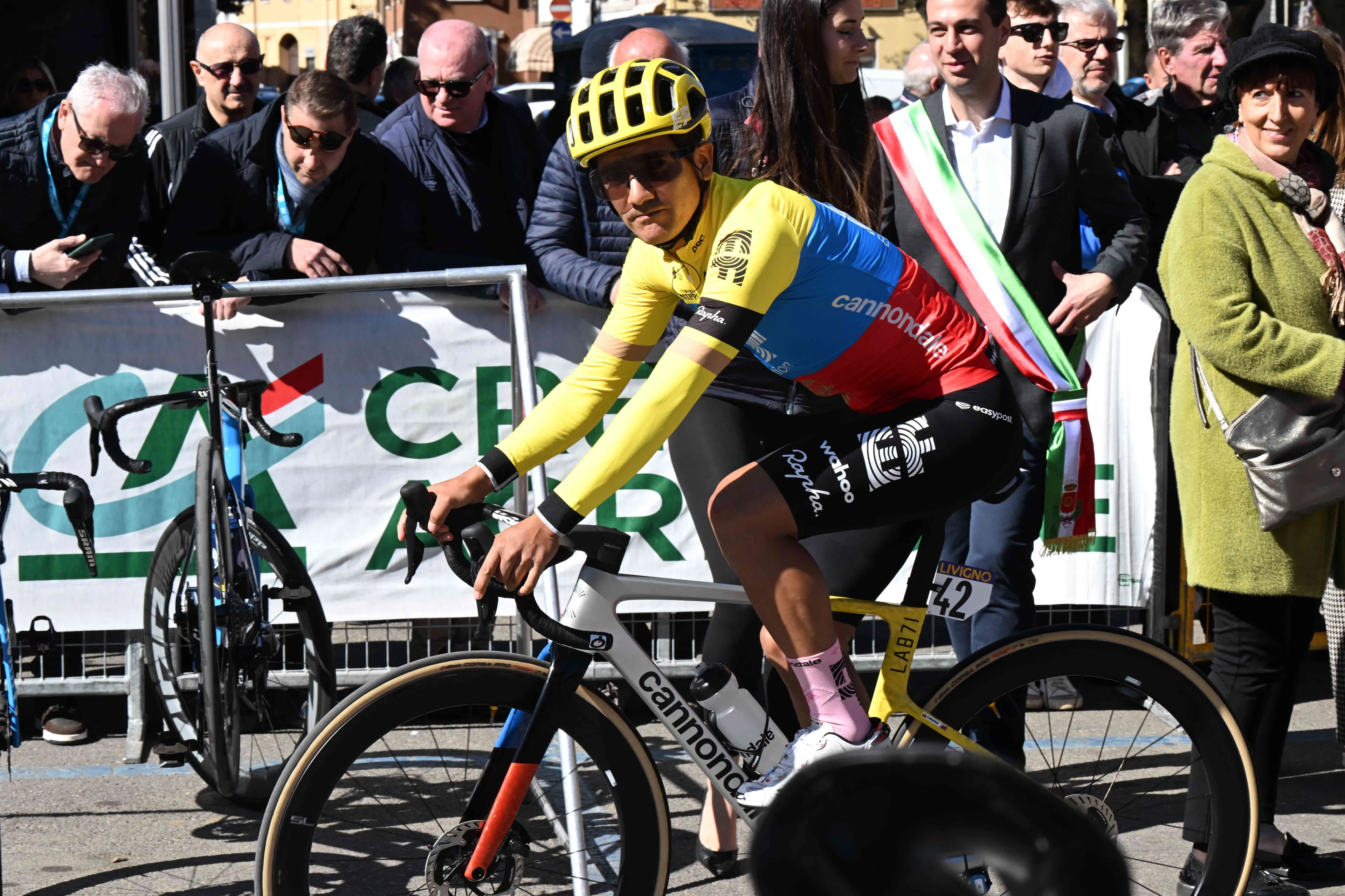 Richard Carapaz blij met zijn overwinning in de 5e etappe van de Ronde van Colombia: "We reden in de thuisbasis van Chaves, het is een hele mooie herinnering"