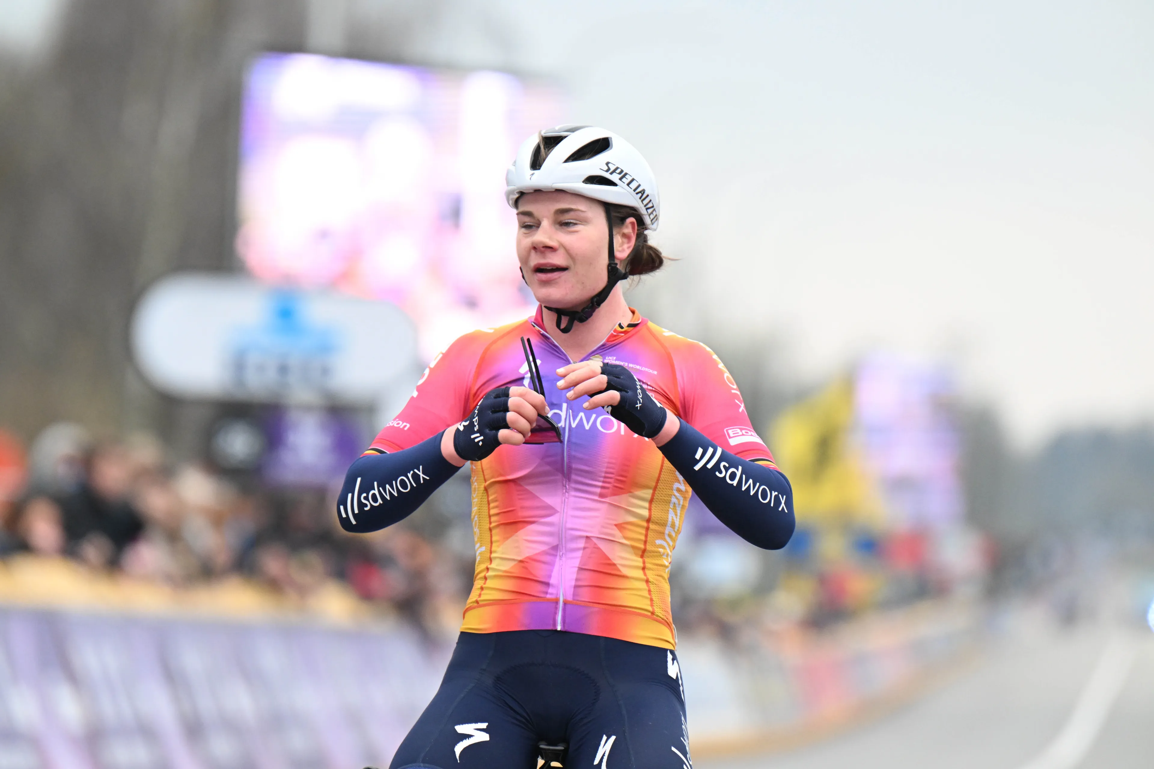 Kopecky bedwingt de zware beklimming van de Jebel Hafeet en kaapt de overwinning weg van Bradbury