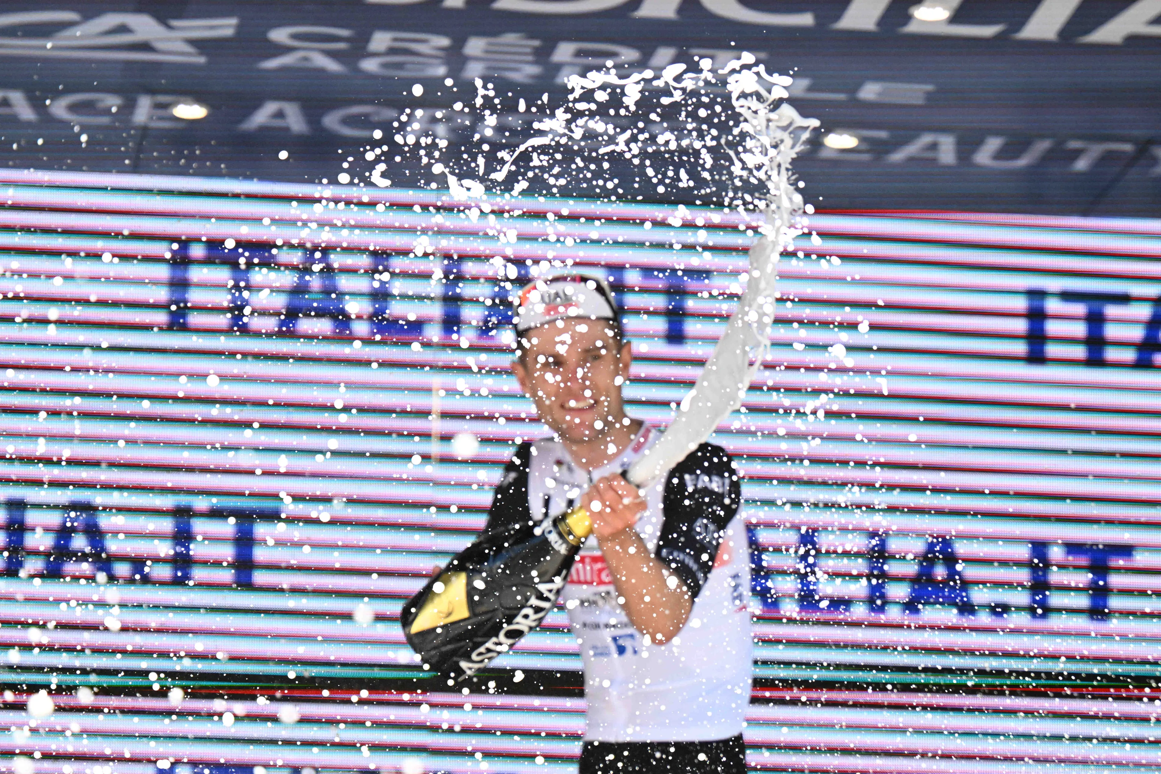 "Ik kan niet gelukkiger zijn" - Finn Fisher-Black boekt 'hele speciale' overwinning op de Muscat Classic