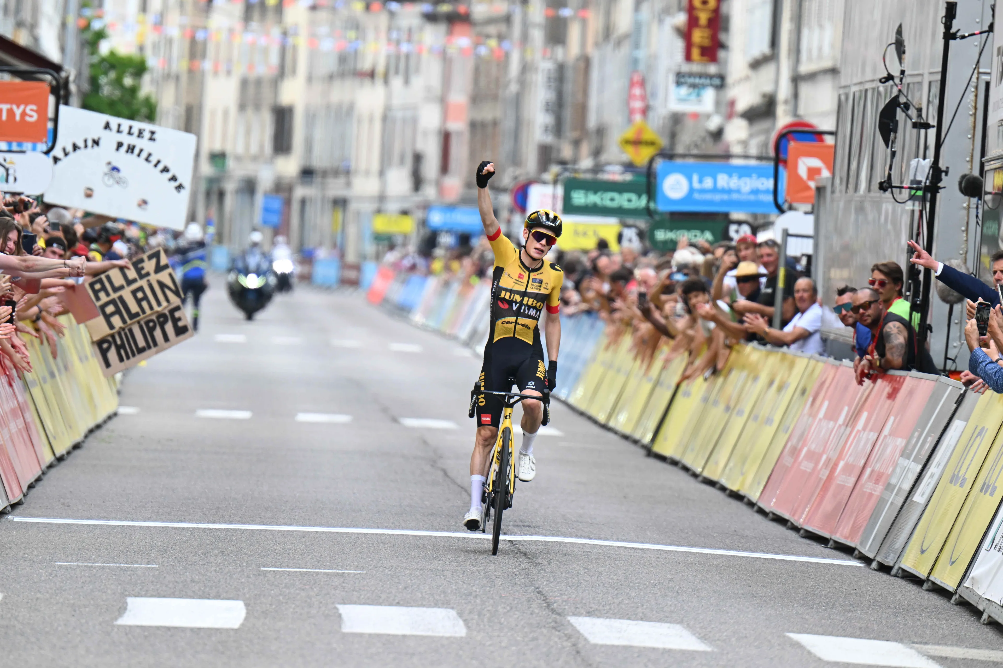 Jonas Vingegaard geeft concurrentie geen kans en wint tweede etappe Gran Camiño