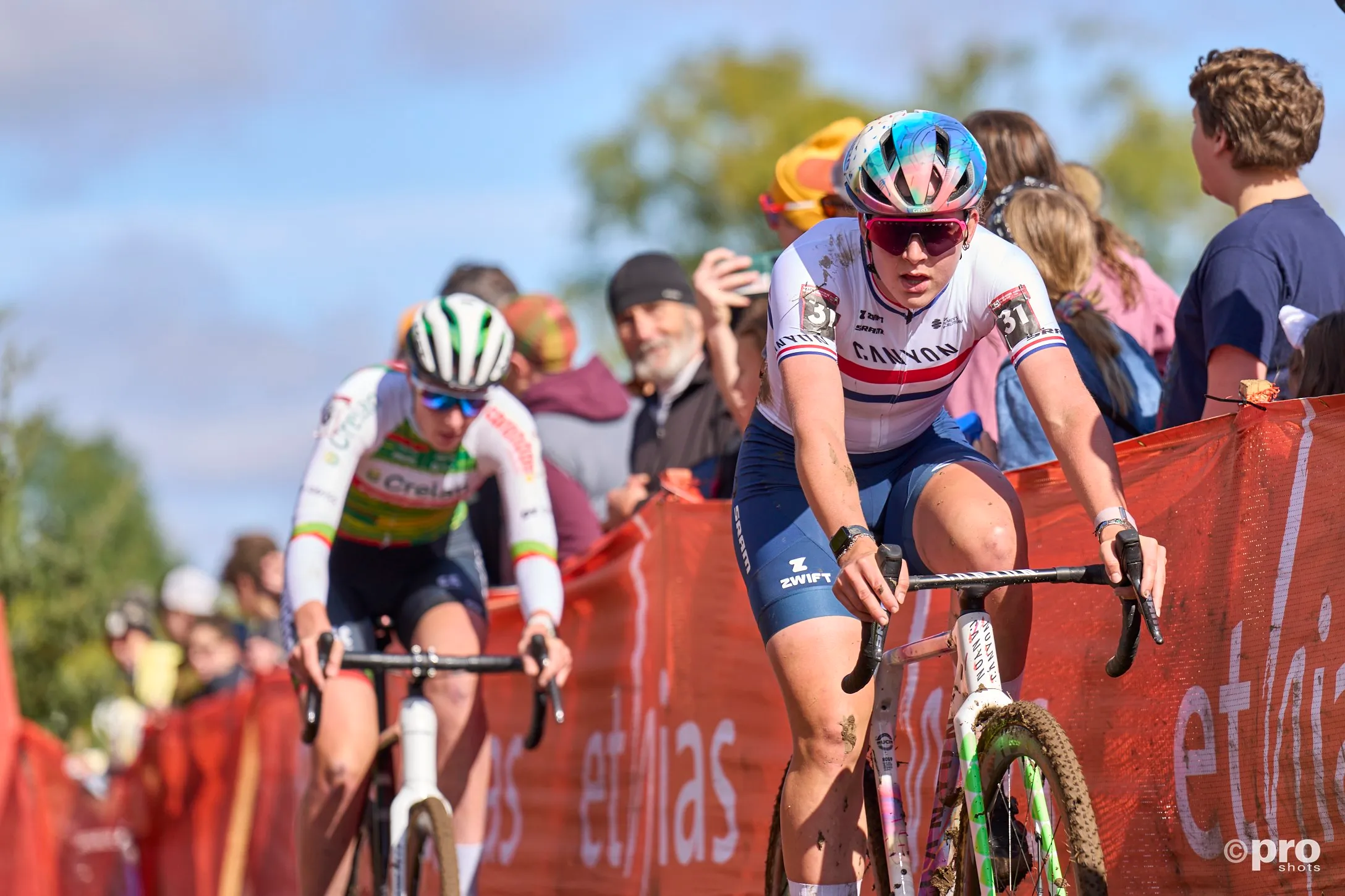 "Ik zit van top tot teen onder de modder" - Zoe Bäckstedt in de wolken met gouden medaille in Tabor
