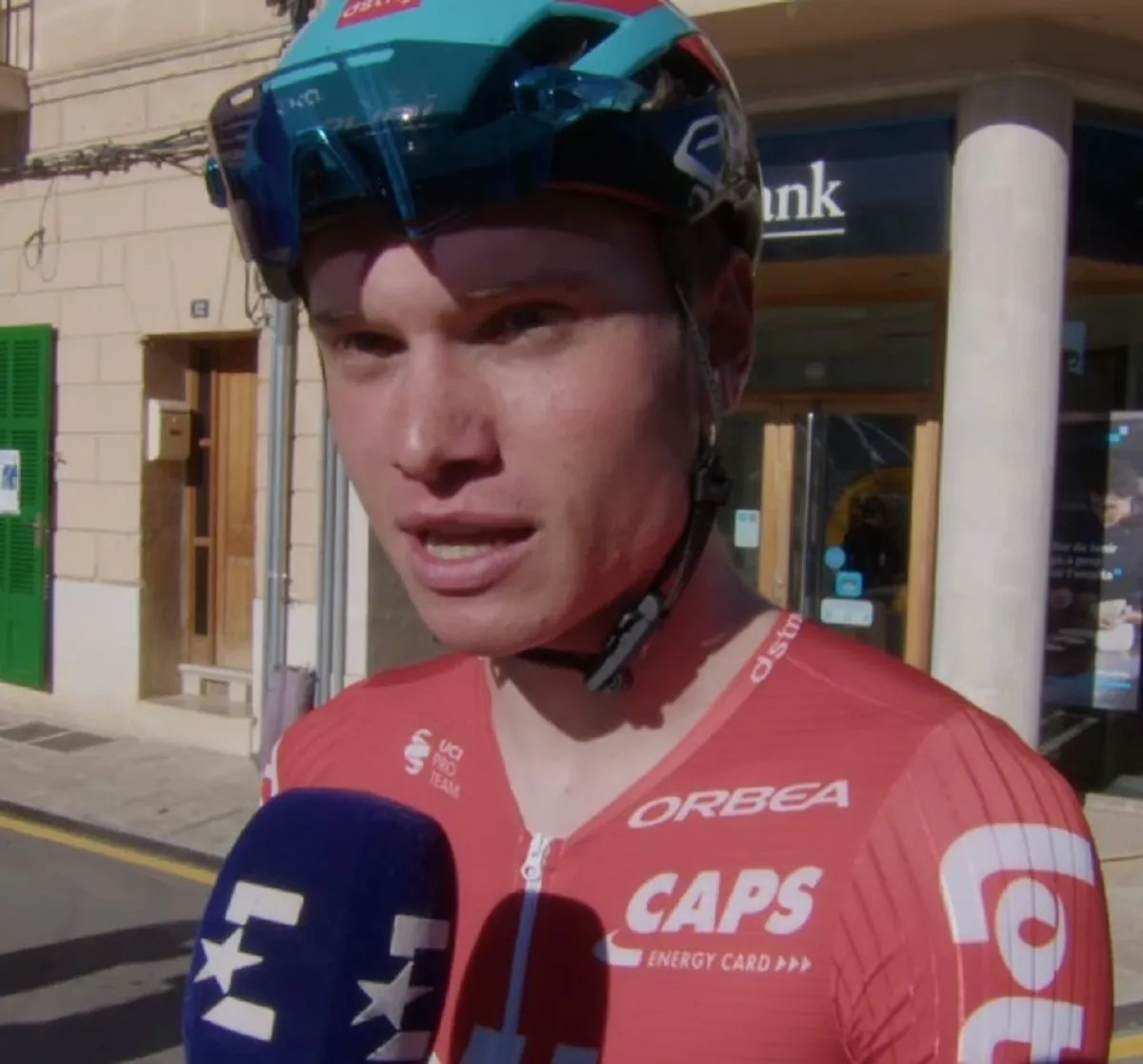"Ik heb het gevoel dat er meer inzat" - Lennert van Eetvelt komt als derde over de streep op Jebel Jais in de UAE Tour 2024