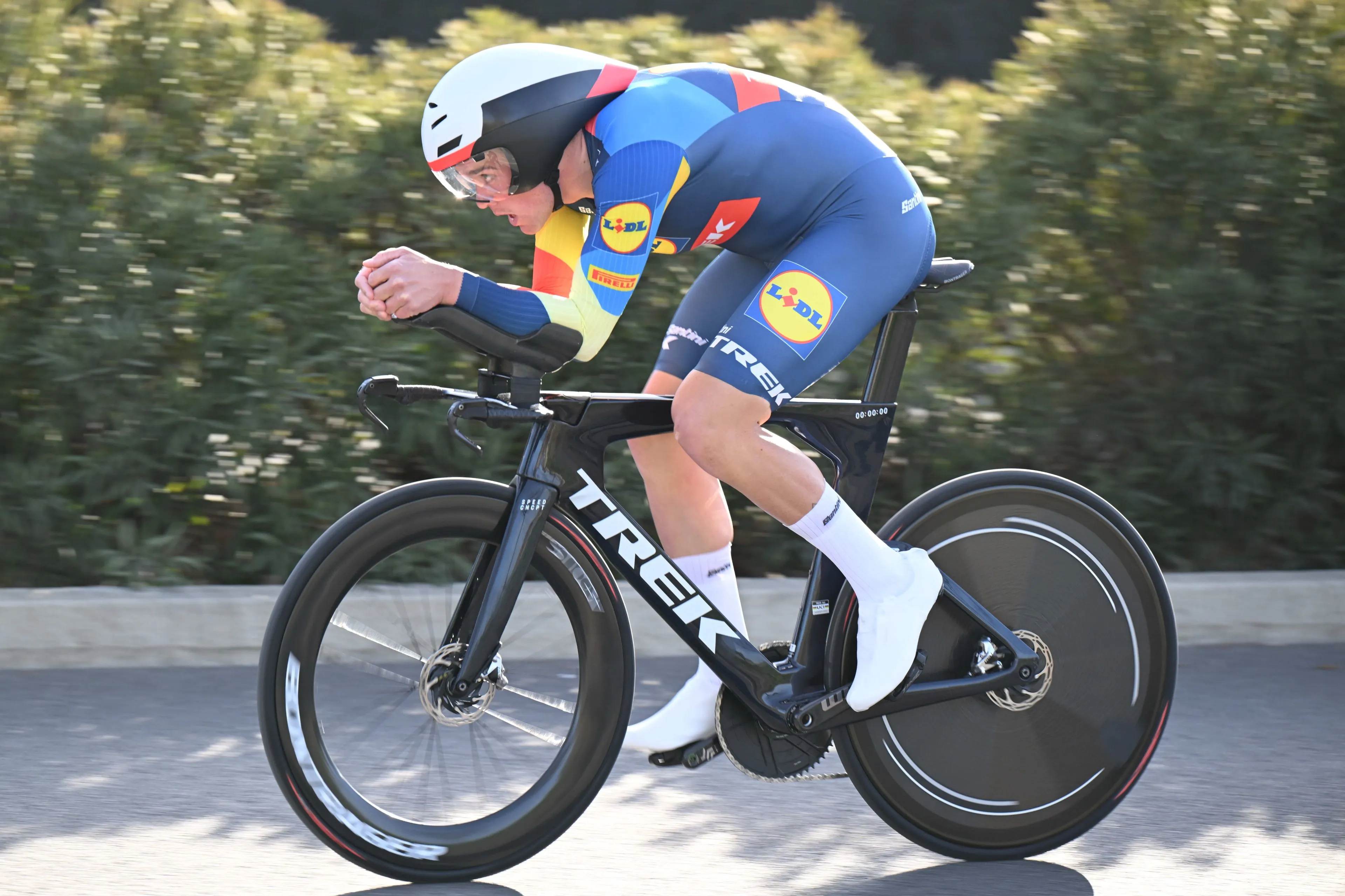 Mads Pedersen wint proloog van Tour de la Provence op overtuigende wijze
