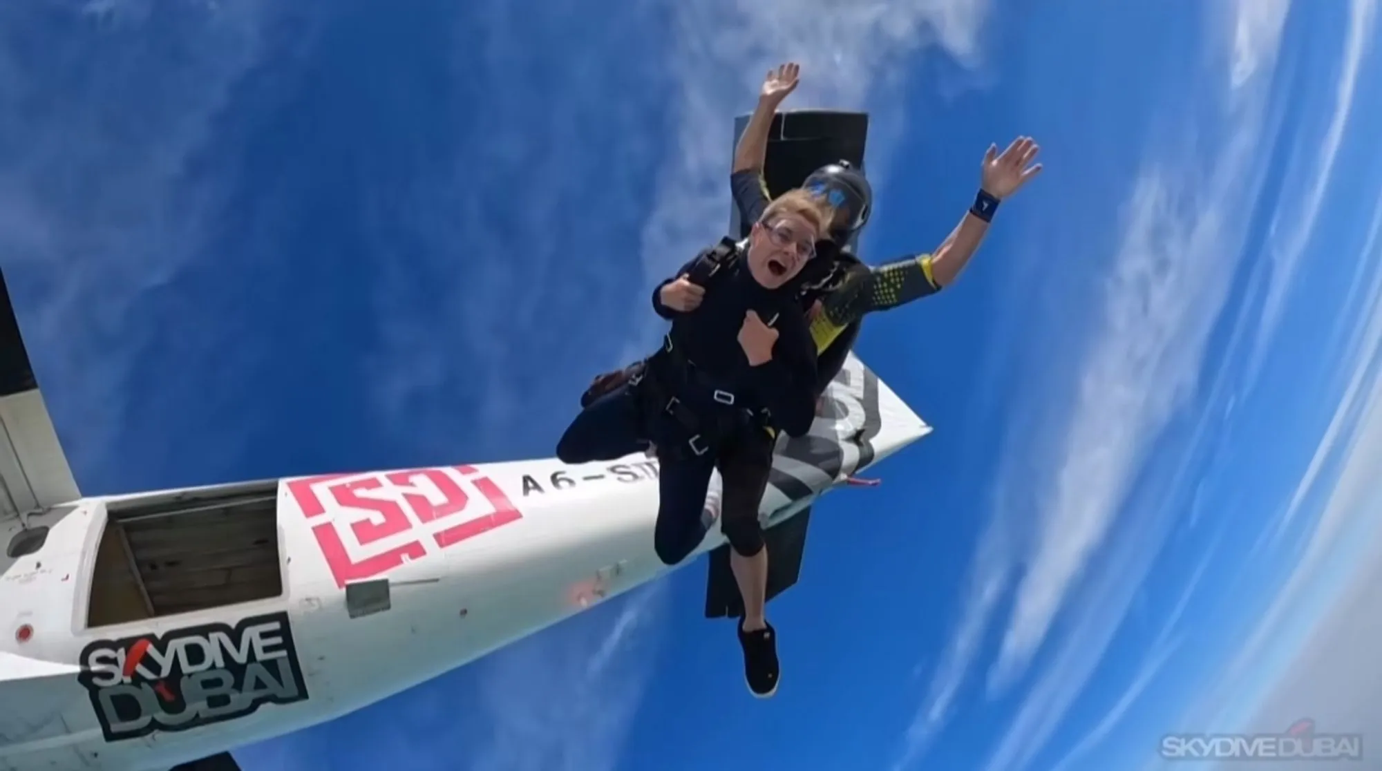 VIDEO: Lotte Kopecky maakt parachutesprong in Dubai in aanloop naar UAE Tour