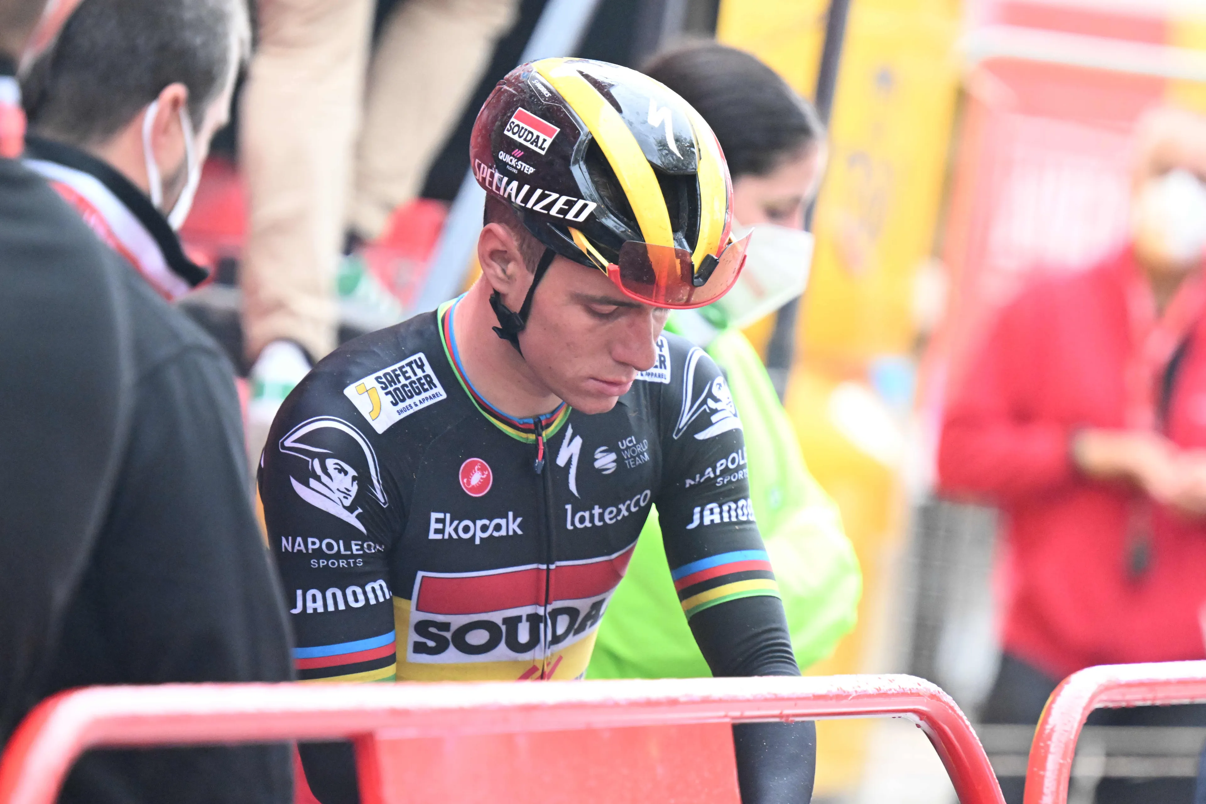 "Hij mag dan wel een ex-ploeggenoot zijn, maar zoiets doe je niet" - Remco Evenepoel haalt uit naar Tim Declercq na ploegentijdrit Parijs-Nice