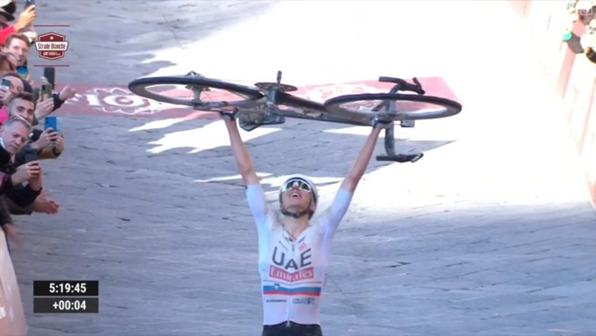 "Ik denk niet dat iemand dat had verwacht" - Vernietigende solo van Tadej Pogacar bezorgt hem de winst in Strade Bianche 2024