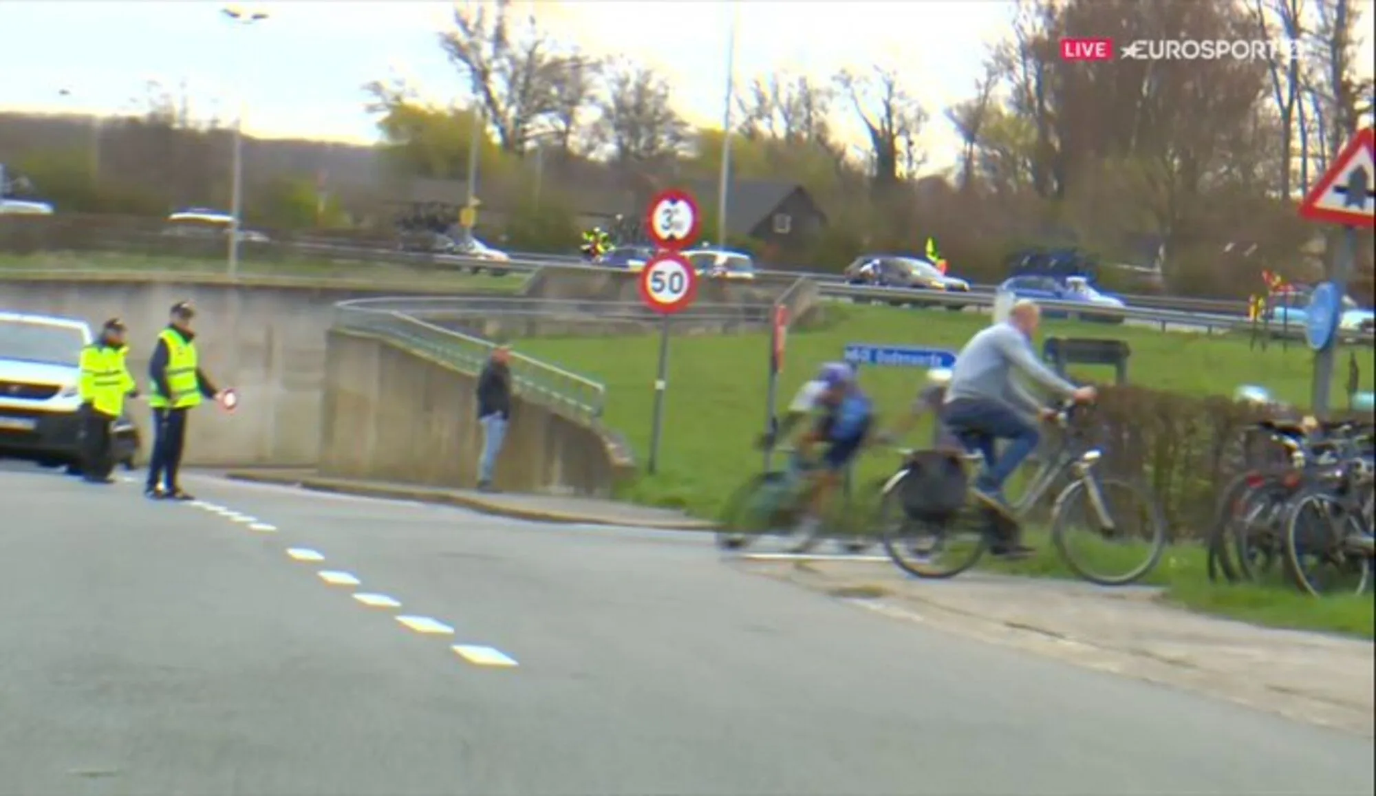 VIDEO: Man steekt plotseling de weg over vlak voordat het peloton op volle snelheid nadert