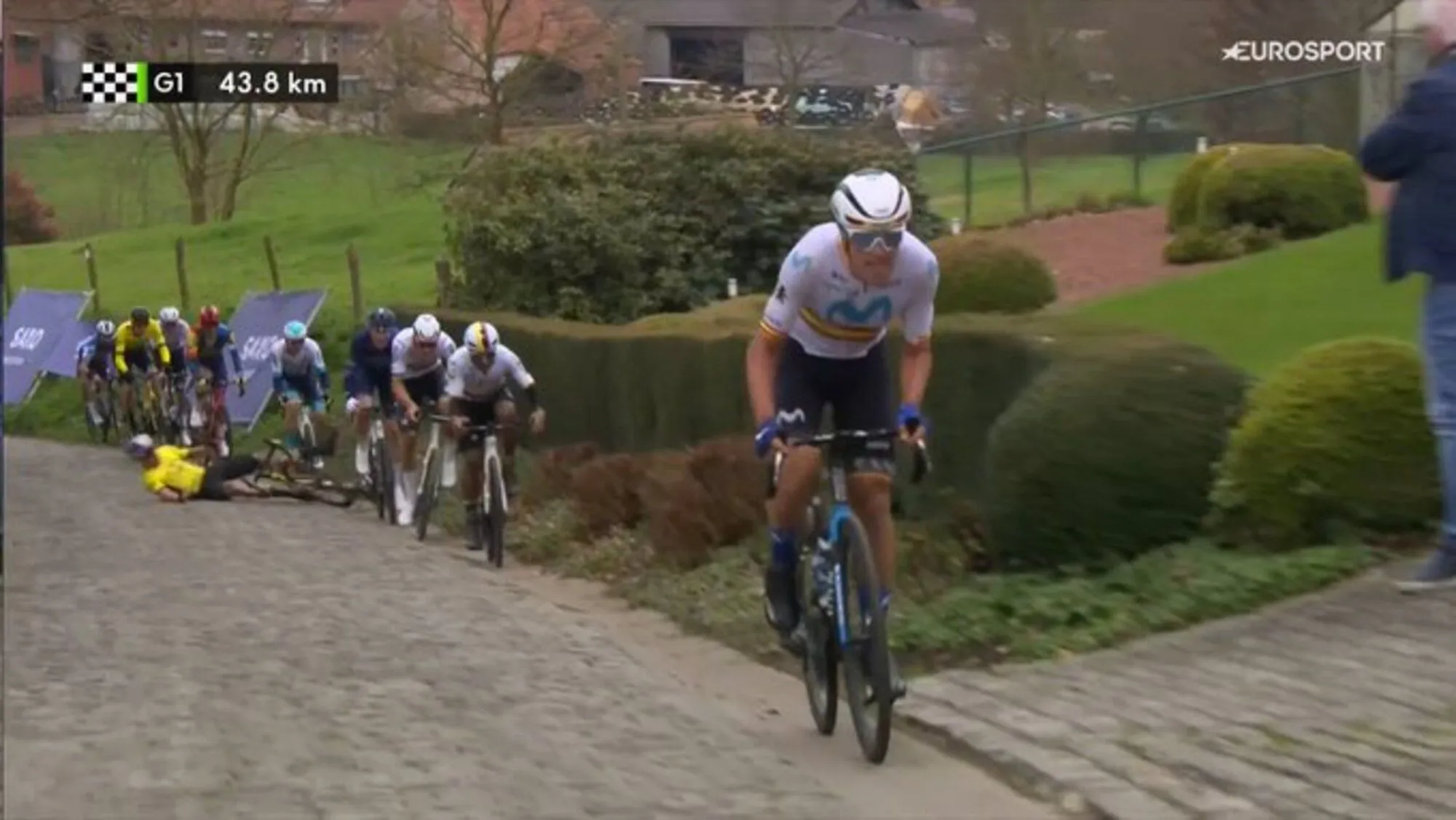 VIDEO: Wout van Aert gaat onderuit op de Paterberg