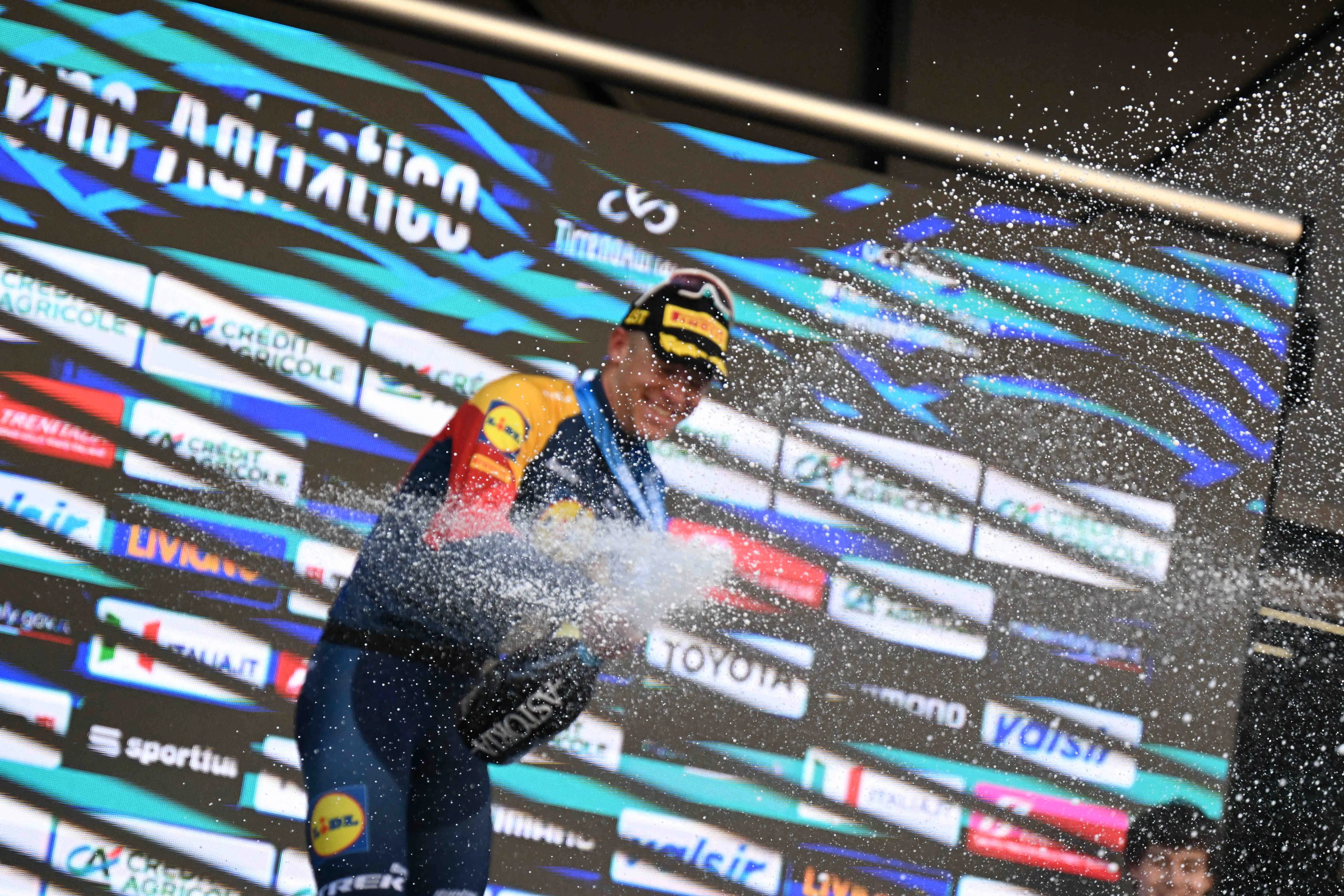 "Het was een hele zware dag" - Jonathan Milan pakt sprintzege in snelste Tirreno-Adriatico-etappe ooit