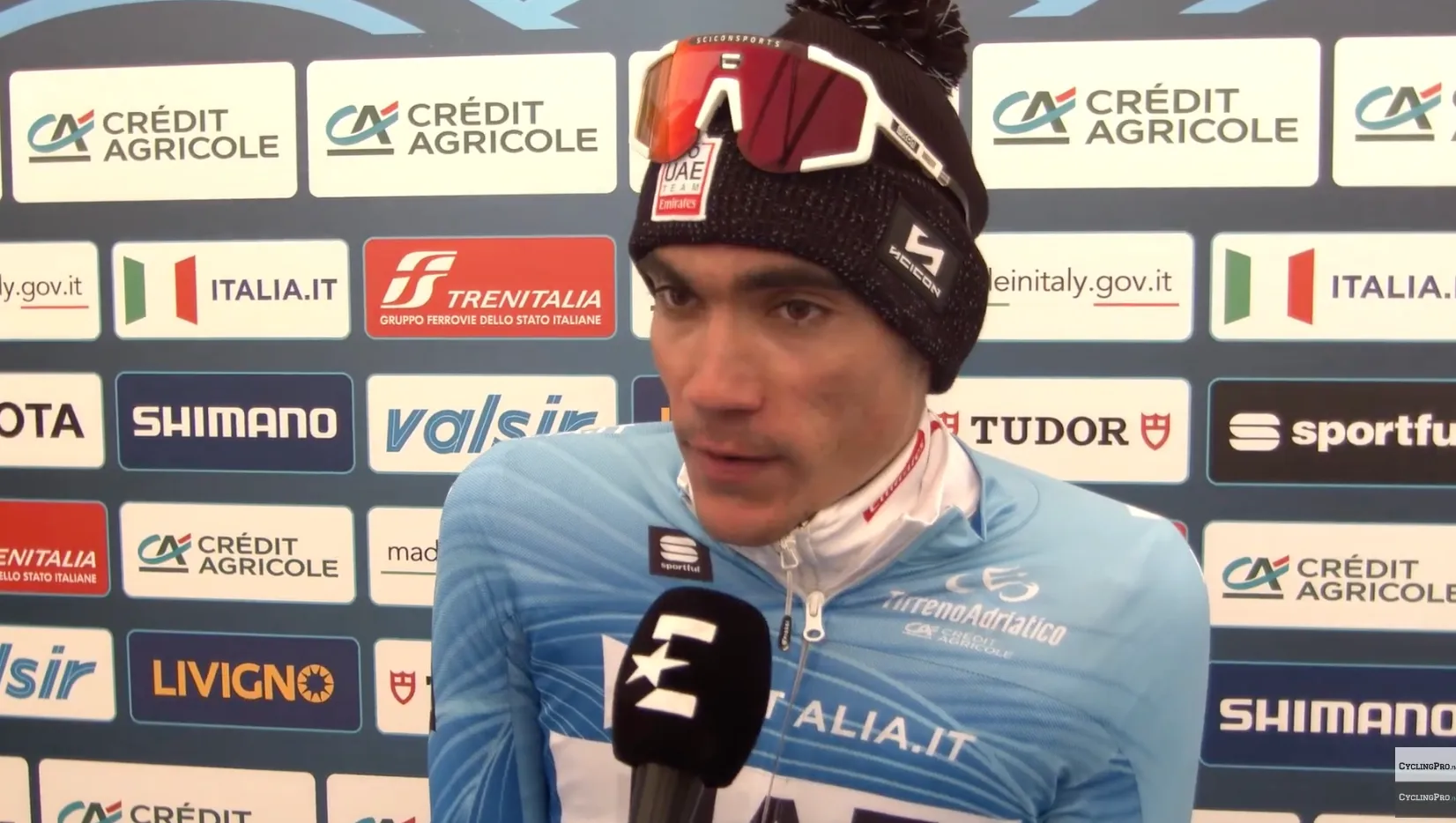 "De regen en kou maakten het behoorlijk zwaar" - Juan Ayuso behoudt de leiding in het algemeen klassement van Tirreno-Adriatco