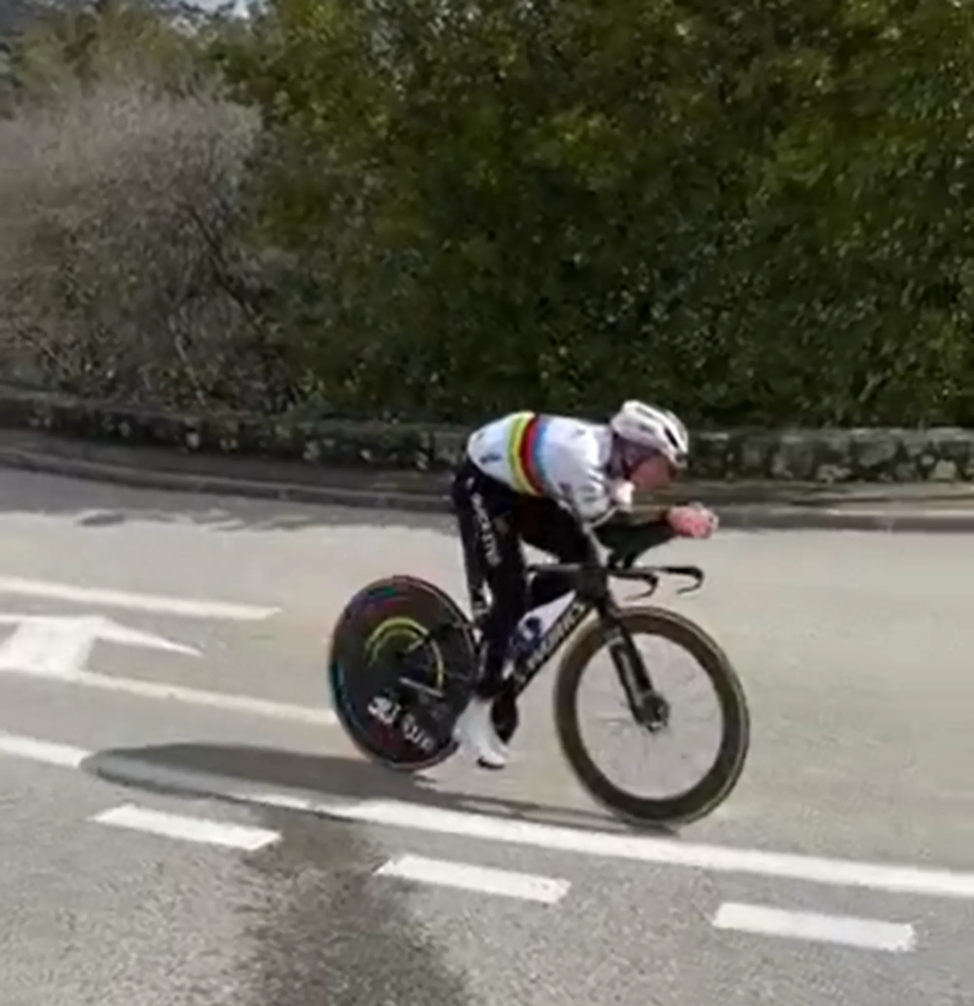 VIDEO: Remco Evenepoel gebruikt zijn tijd na Parijs-Nice verstandig door het parcours van de tijdrit voor de Tour de France te verkennen