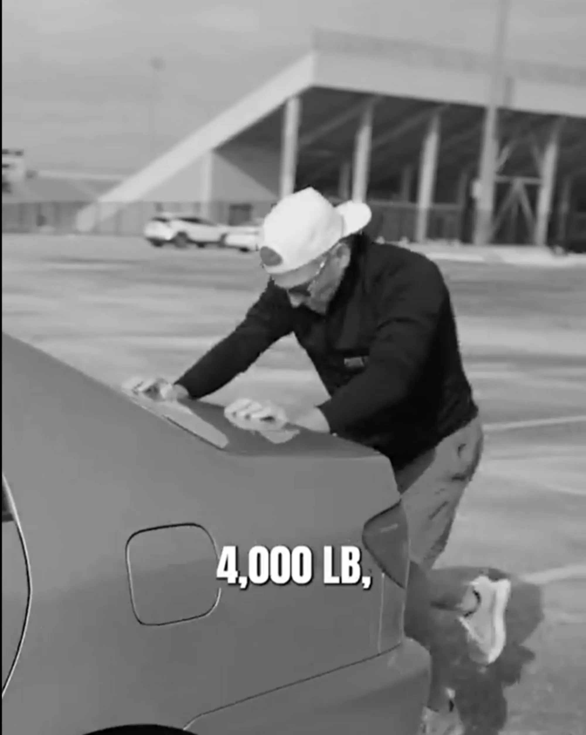 VIDEO: Lance Armstrong duwt auto van ruim 1800 kilo tijdens training