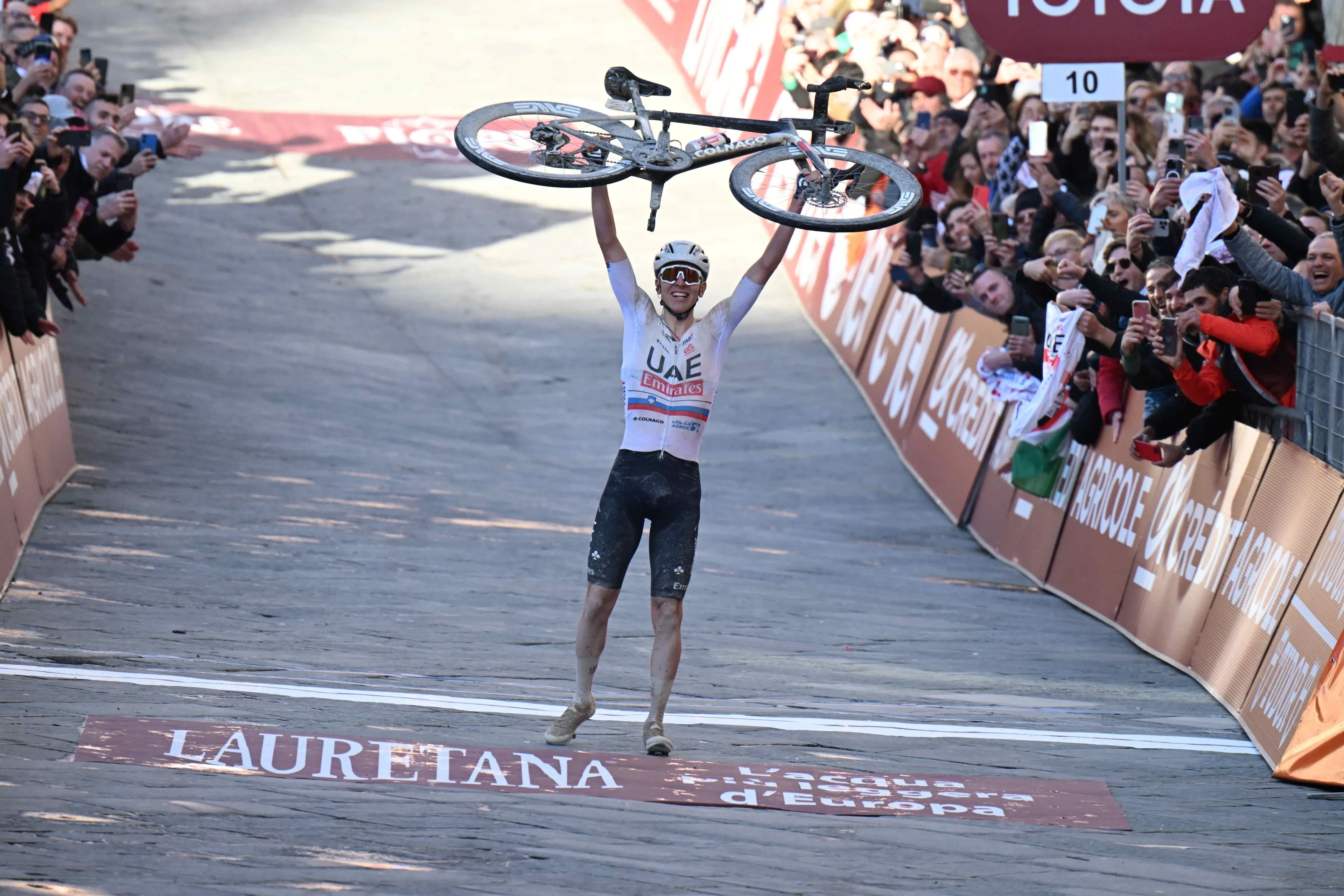 "Maat, ik word een beetje bang" - Mathieu van der Poel, Remco Evenepoel en Alberto Contador feliciteren Tadej Pogacar na spectaculaire zege in Strade Bianche