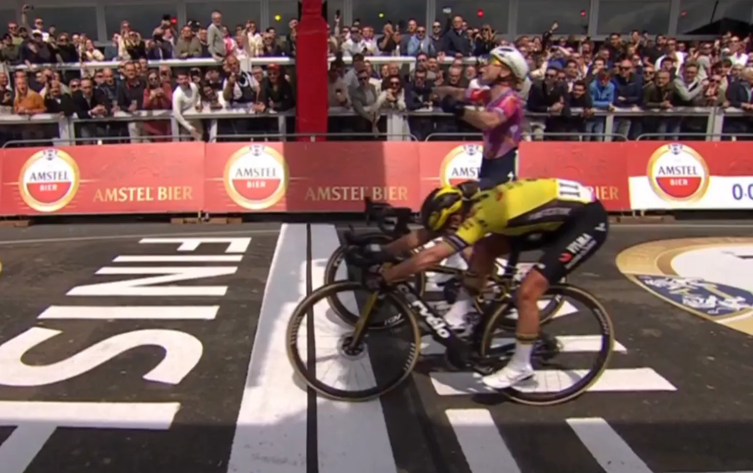 Marianne Vos klopt te vroeg juichende Lorena Wiebes in eindsprint van dameseditie Amstel Gold Race