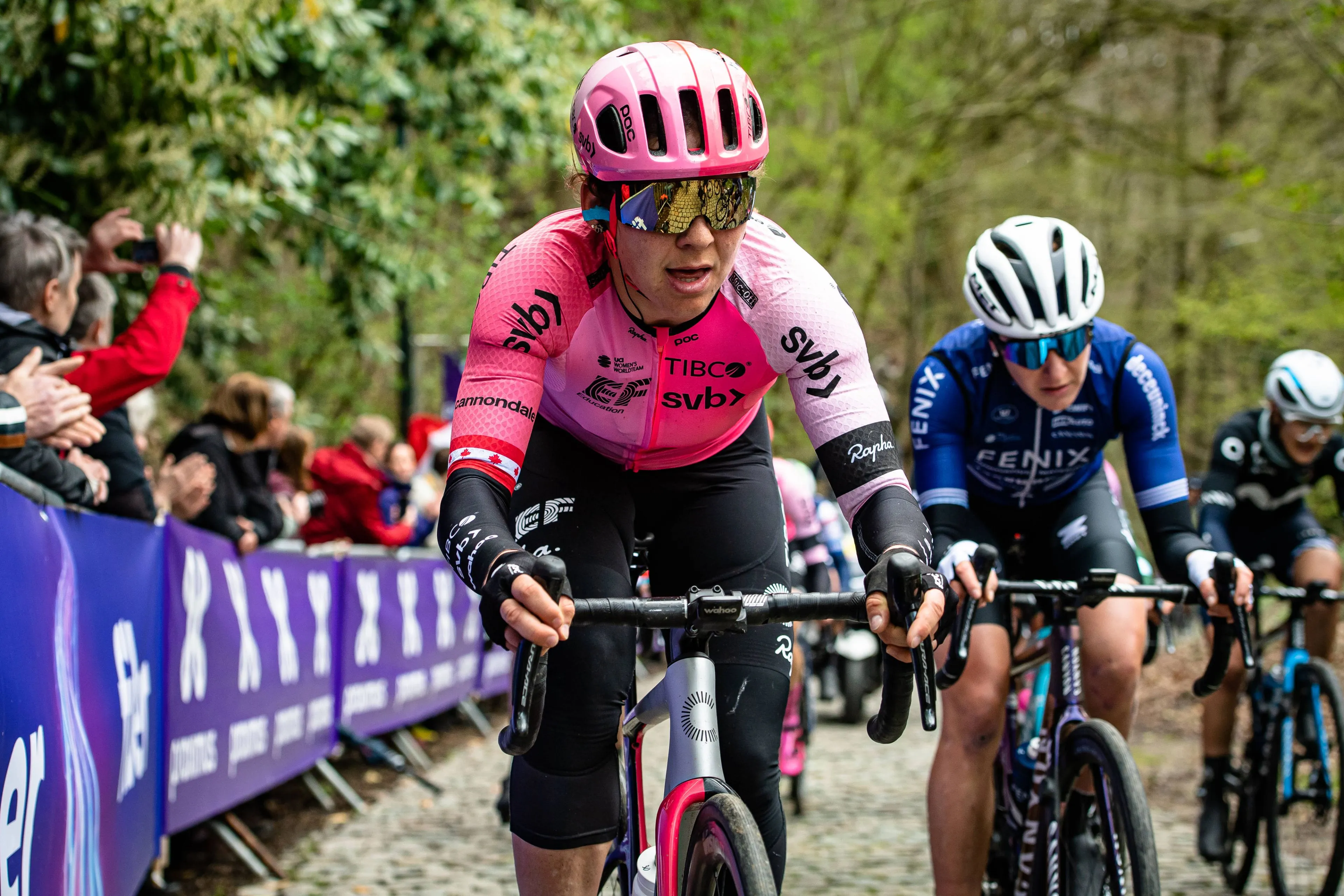 Alison Jackson snelt naar ritzege in door valpartijen geteisterde finale tijdens tweede etappe van La Vuelta Femenina