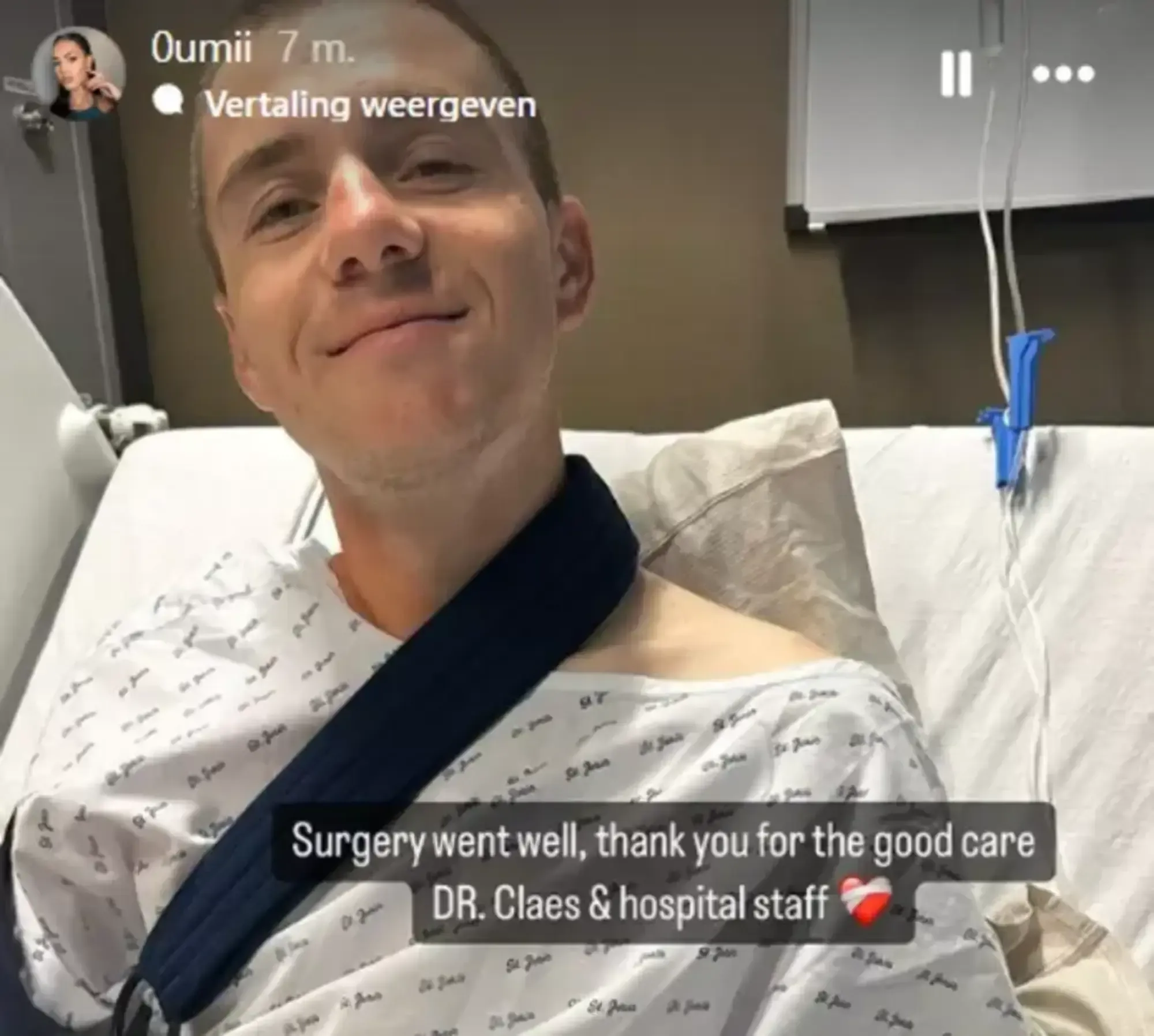 FOTO: Remco Evenepoel viert succesvolle operatie met koffiekoeken